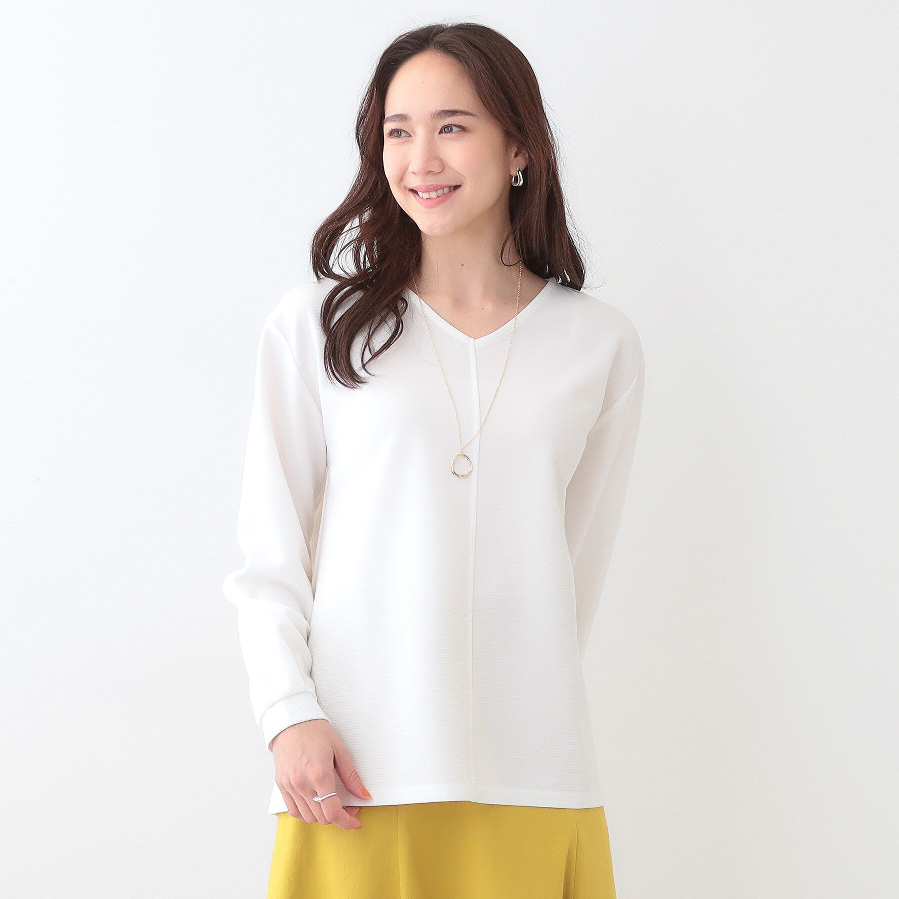 SHOO･LA･RUE「【S-LL/2点セット】大人の上品シルエット アクセ付き Vネックトップス」|シャツ・ブラウス|