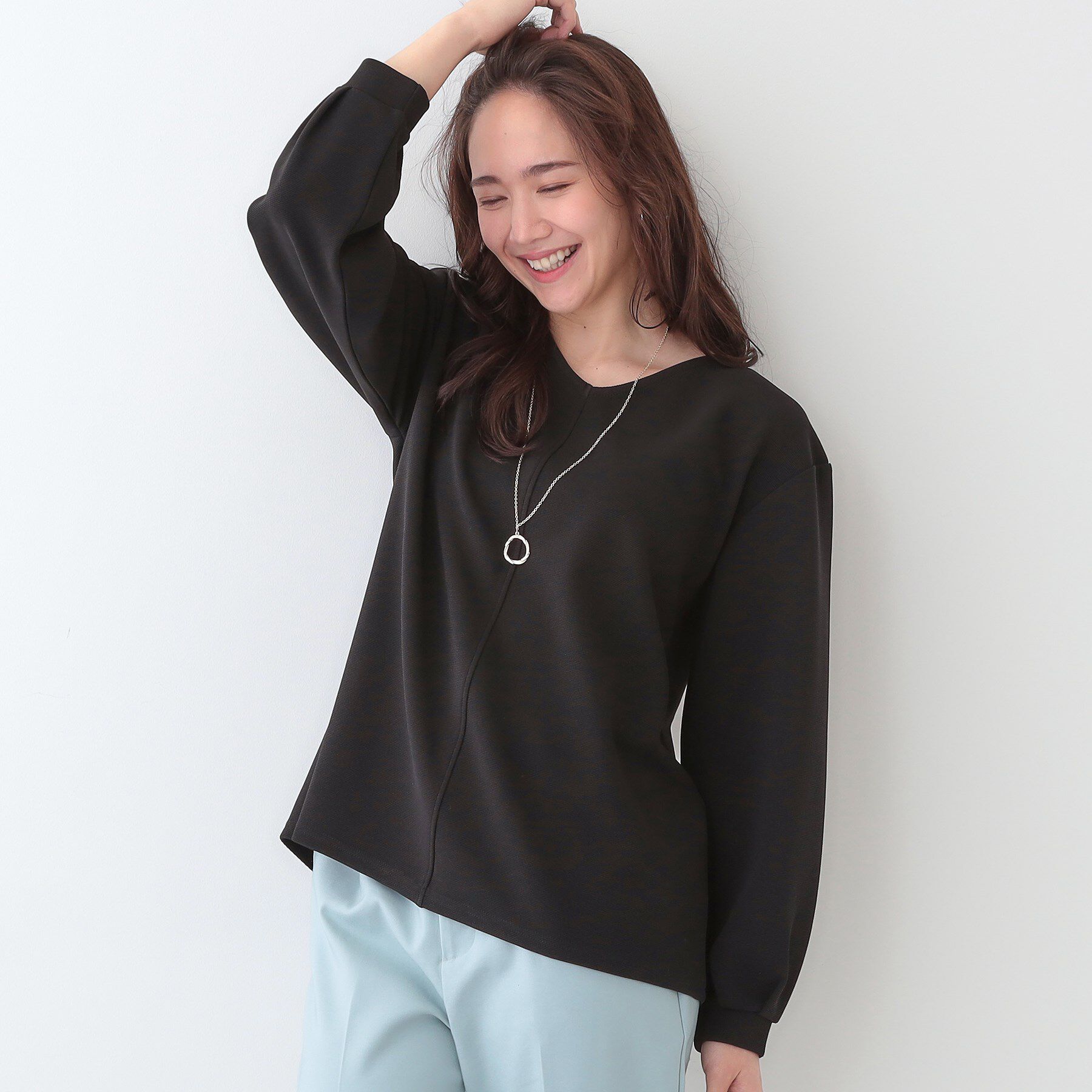 SHOO･LA･RUE「【S-LL/2点セット】大人の上品シルエット アクセ付き Vネックトップス」|シャツ・ブラウス|ブラック(019)