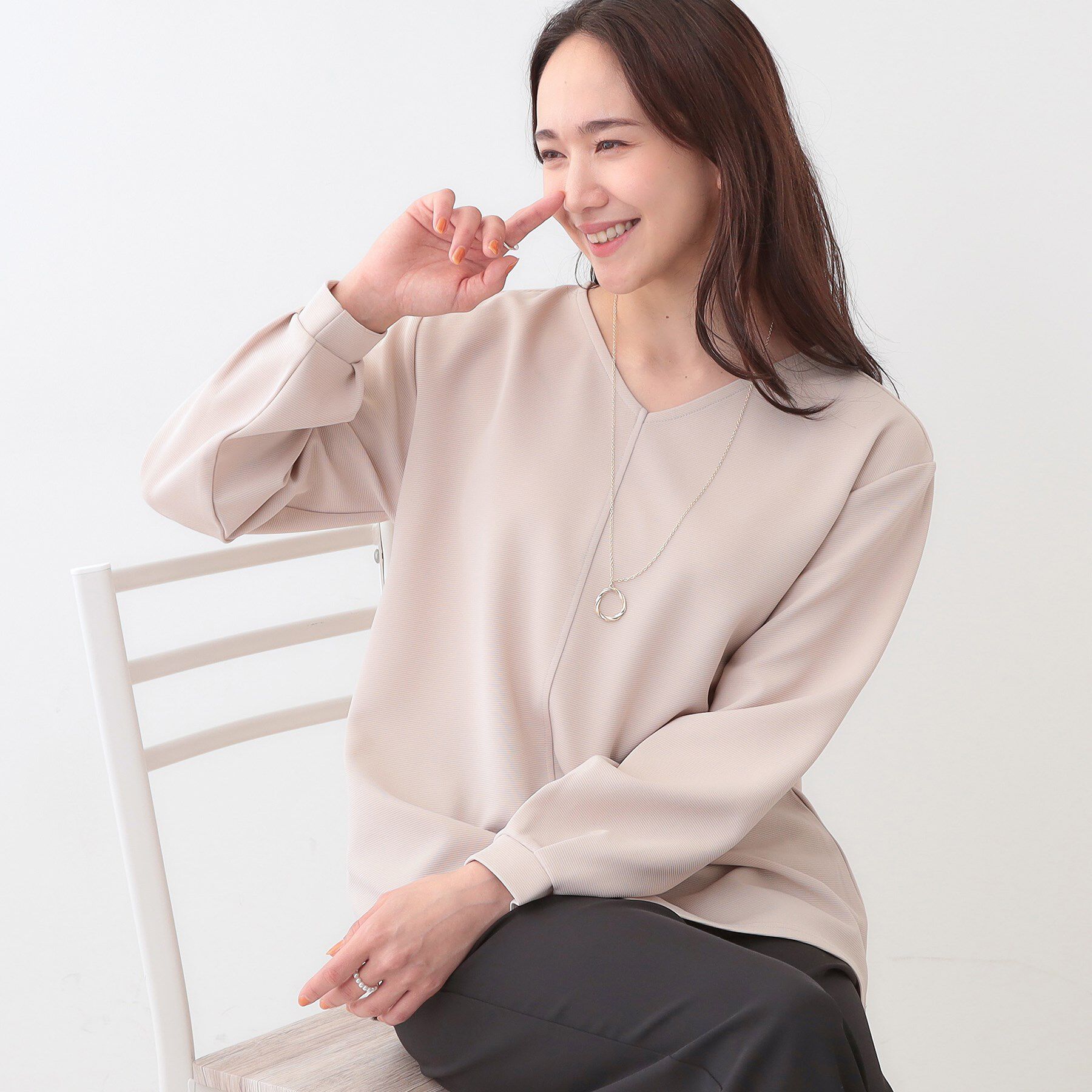 SHOO･LA･RUE「【S-LL/2点セット】大人の上品シルエット アクセ付き Vネックトップス」|シャツ・ブラウス|ライトベージュ(05