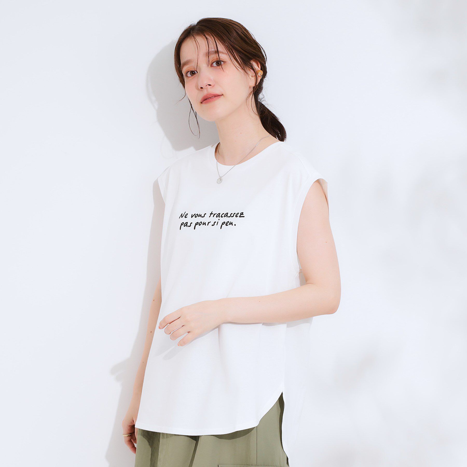 SHOO･LA･RUE「【ひんやり/汗ジミ軽減/UVカット】 ロゴプリントノースリーブTシャツ」|Tシャツ・カットソー|