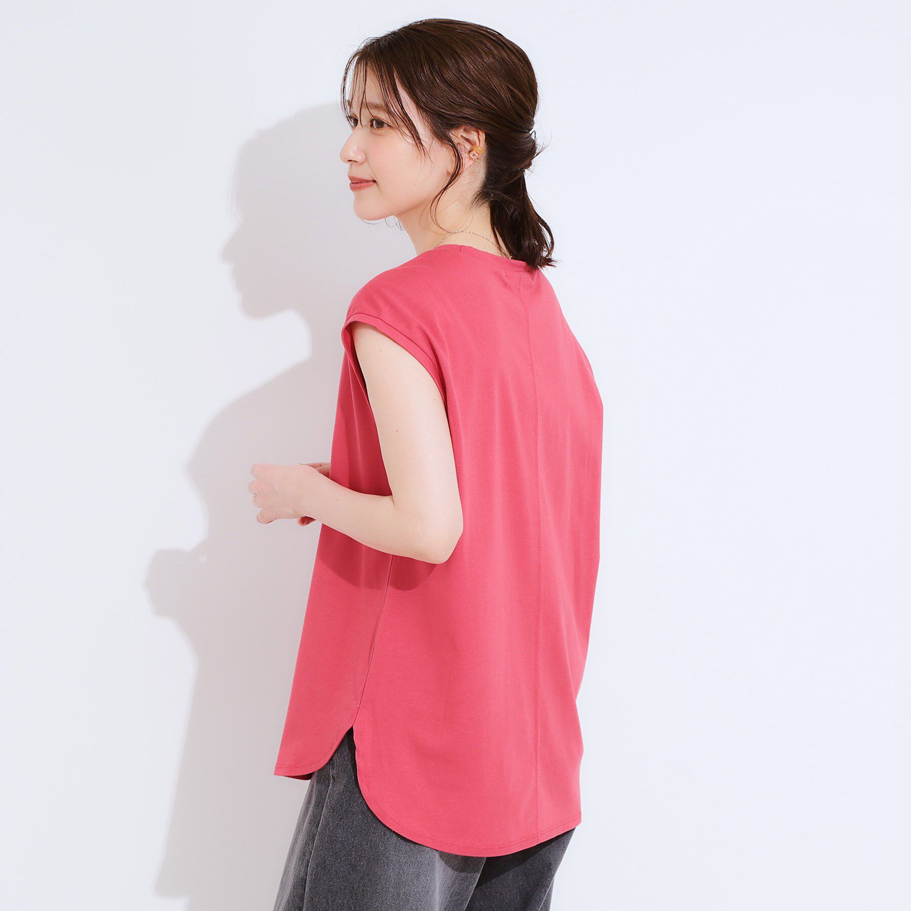 SHOO･LA･RUE「【ひんやり/汗ジミ軽減/UVカット】 ロゴプリントノースリーブTシャツ」|Tシャツ・カットソー|