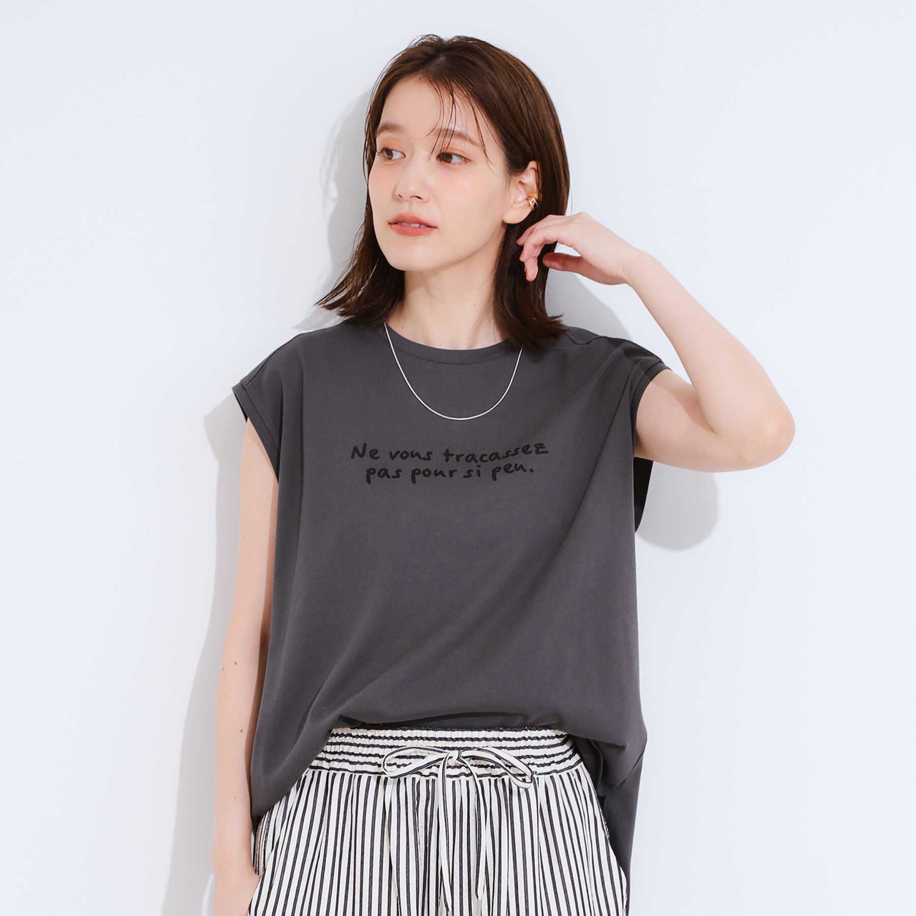 SHOO･LA･RUE「【ひんやり/汗ジミ軽減/UVカット】 ロゴプリントノースリーブTシャツ」|Tシャツ・カットソー|