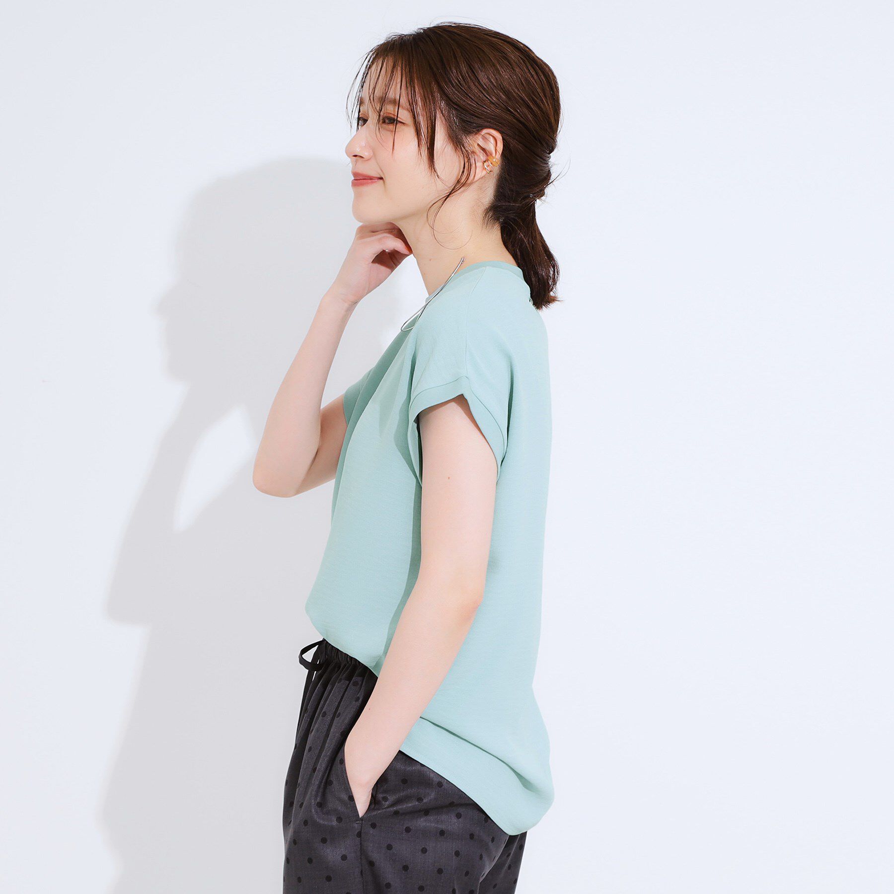 SHOO･LA･RUE「【S-LL/ひんやり/洗濯後しわになりにくい】程よいシアー感 ロゴTシャツブラウス」|シャツ・ブラウス|