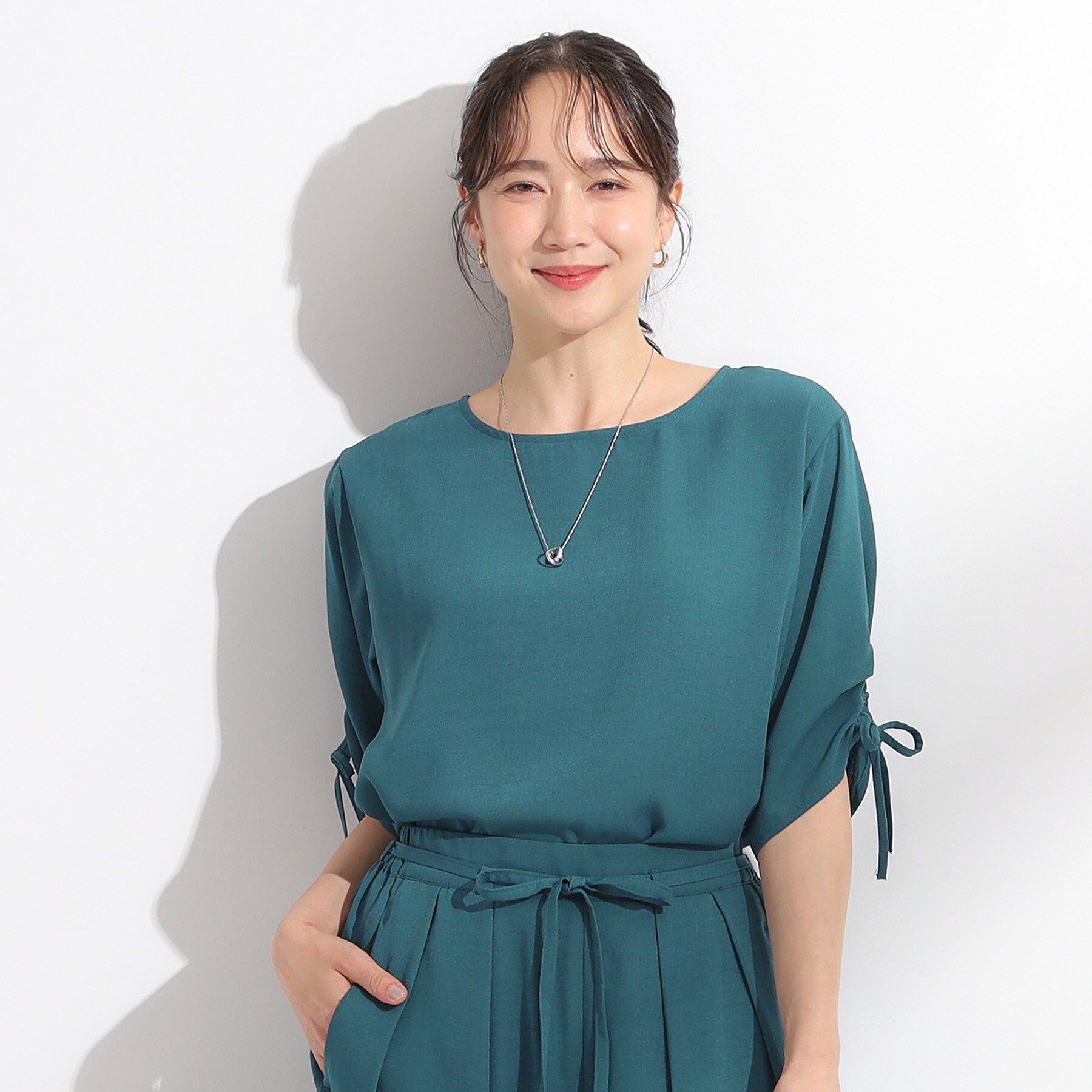 SHOO･LA･RUE「【セットアップ可/洗える/S-LL】お袖シャーリング 麻調5分袖ブラウス」|シャツ・ブラウス|