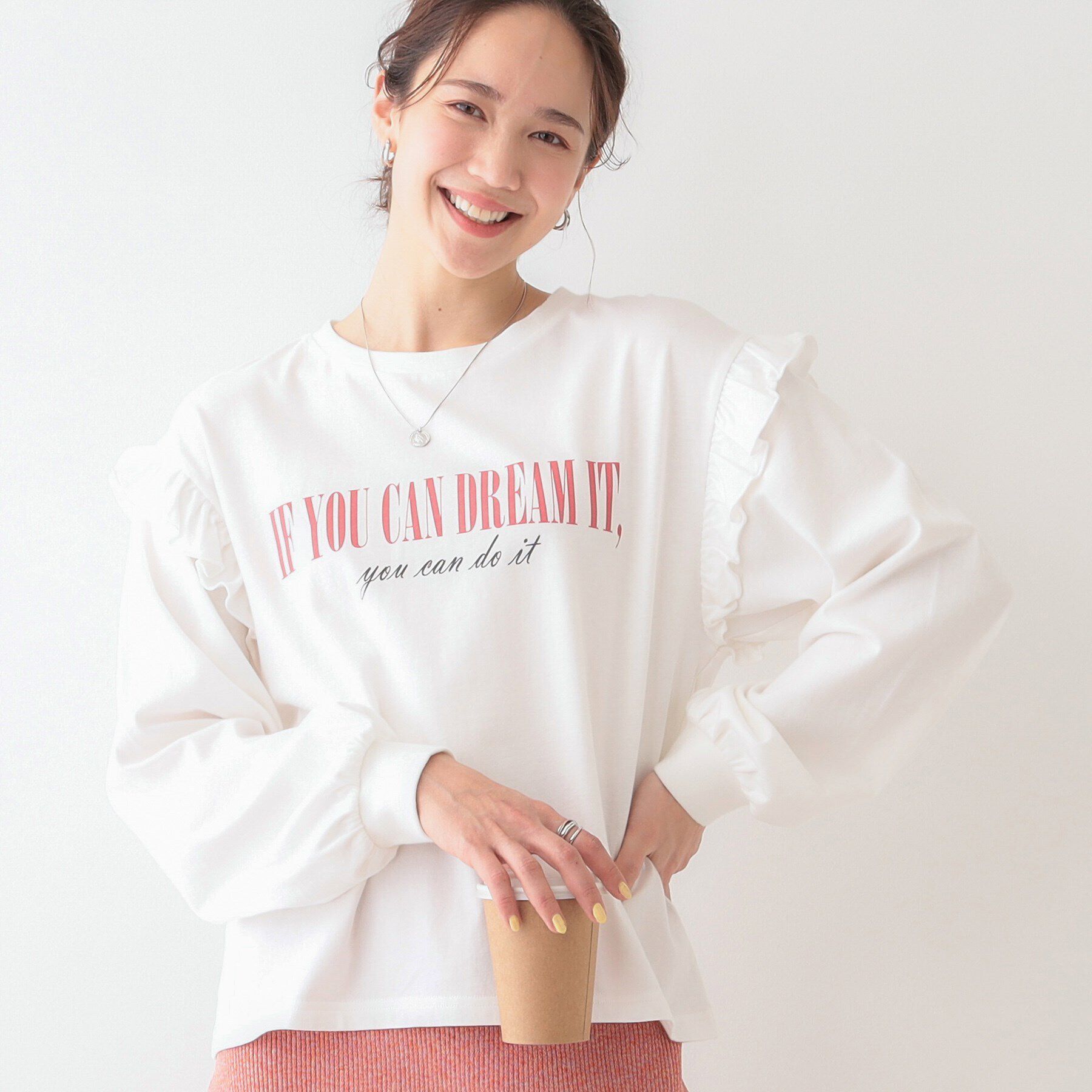SHOO･LA･RUE「【S-LL/洗える】ショルダーフリルが目を惹く ロゴプリントロンT」|Tシャツ・カットソー|ホワイト(001)