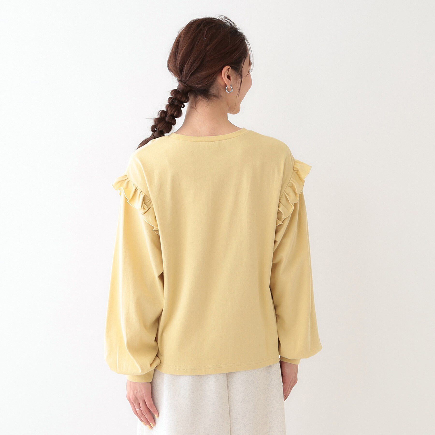 SHOO･LA･RUE「【S-LL/洗える】ショルダーフリルが目を惹く ロゴプリントロンT」|Tシャツ・カットソー|