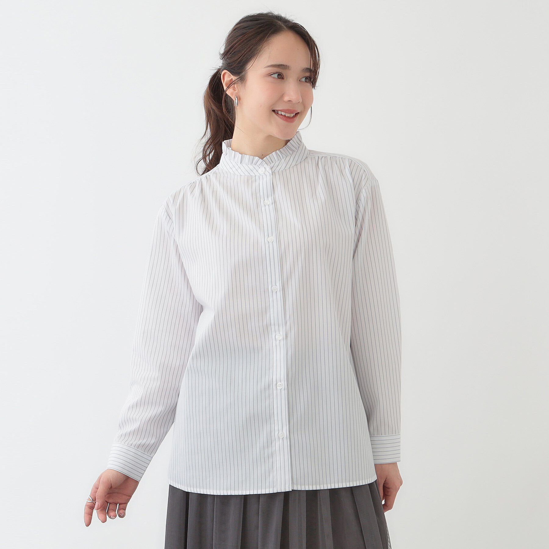 SHOO･LA･RUE「すっきり好印象 フリルスタンドブラウス」|シャツ・ブラウス|