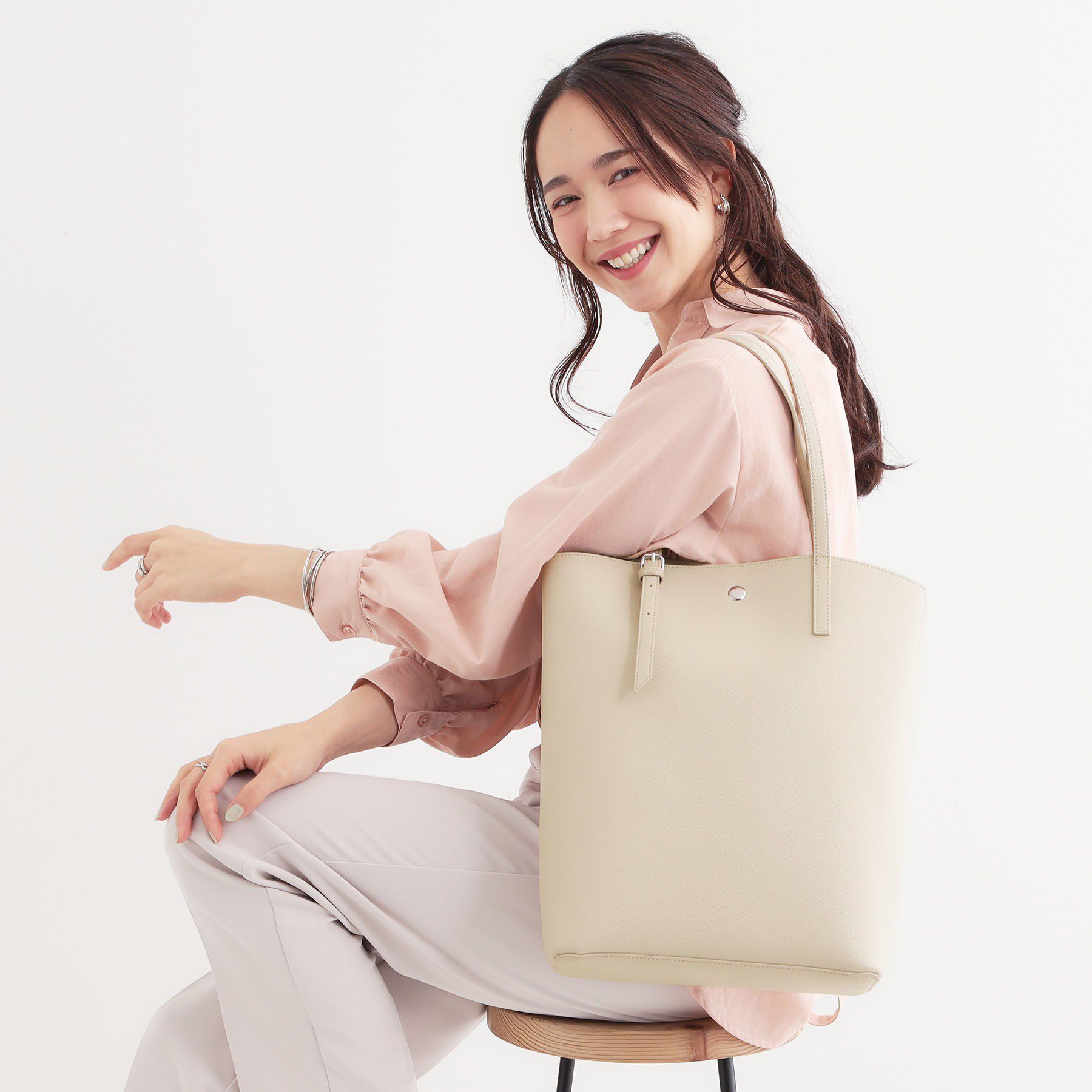 SHOO･LA･RUE「【A4】一枚革風カクシボトートバッグ」|トートバッグ|グレージュ(050)