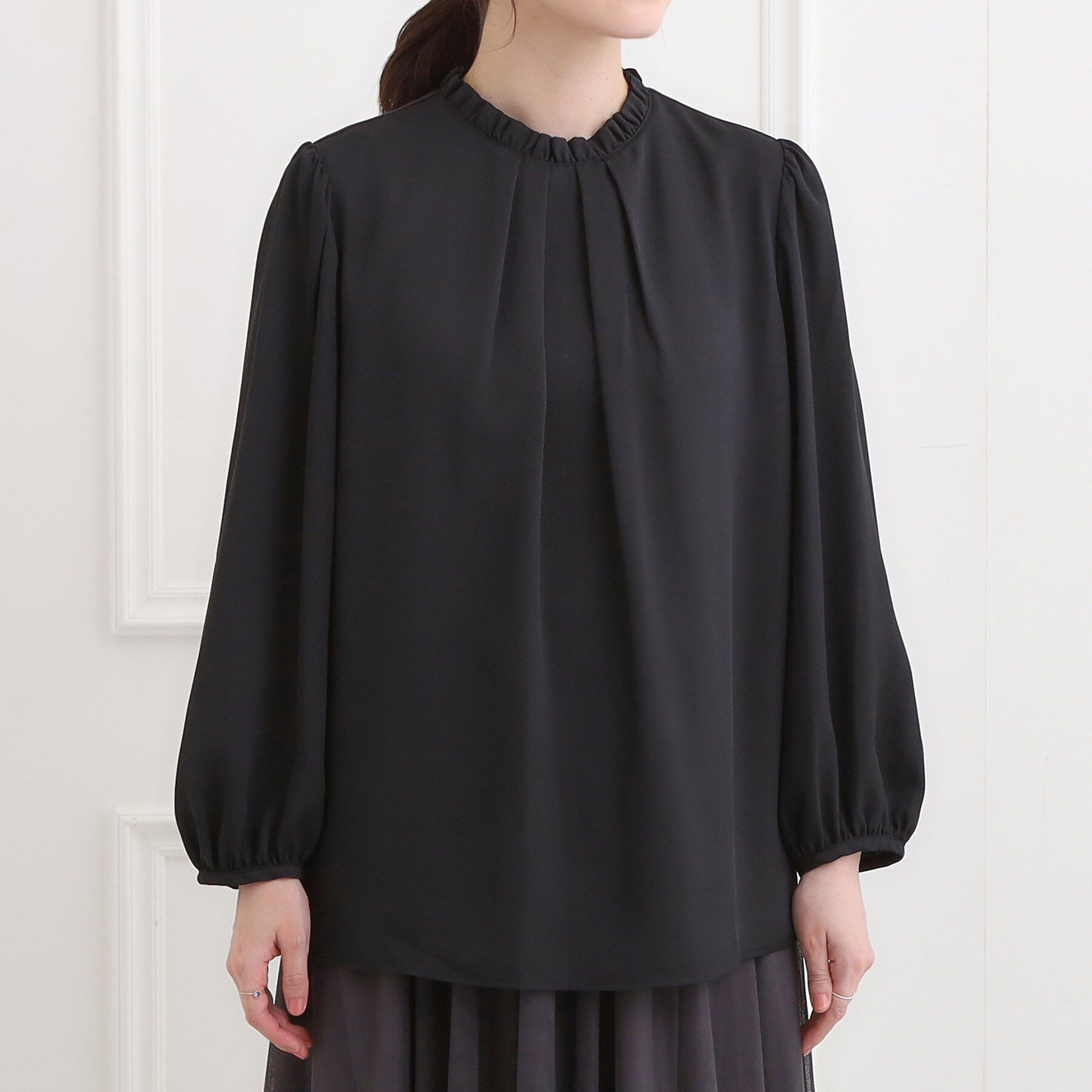 SHOO･LA･RUE「【洗濯機可/通勤/裏地つき】プチフリルで上品に クルーネックブラウス」|シャツ・ブラウス|