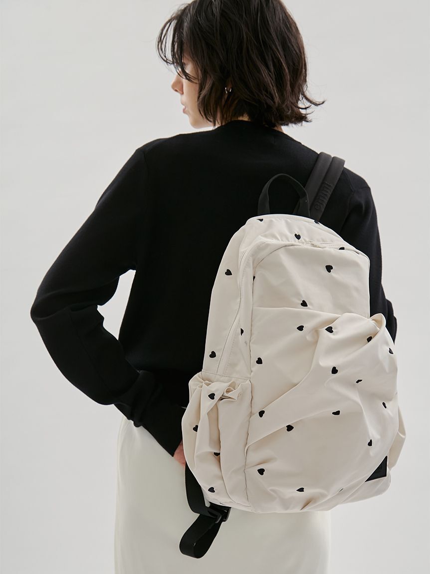 emmi atelier「【HEART】 【USAGI ONLINE・ZOZO限定カラーあり】eco ハートギャザーボディーバックパック/撥水」|リュック|IVR
