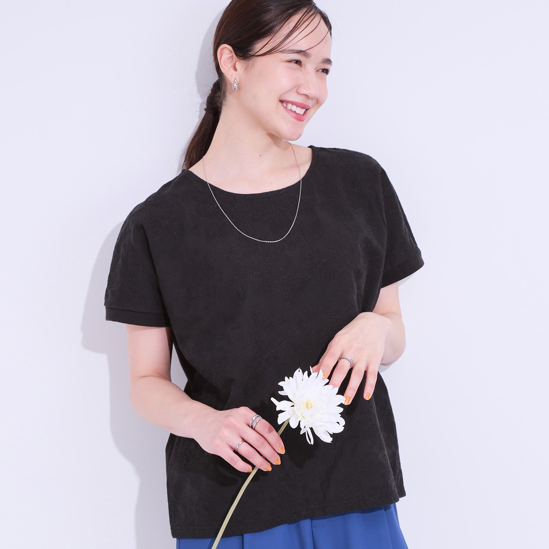 SHOO･LA･RUE「【S-LL】一枚でサマ見え フローラル刺繍トップス」|Tシャツ・カットソー|ブラック(019)