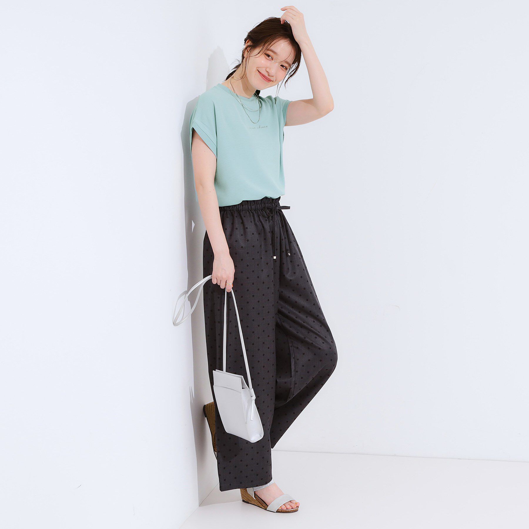 SHOO･LA･RUE「【S-LL/ひんやり/洗濯後しわになりにくい】程よいシアー感 ロゴTシャツブラウス」|シャツ・ブラウス|