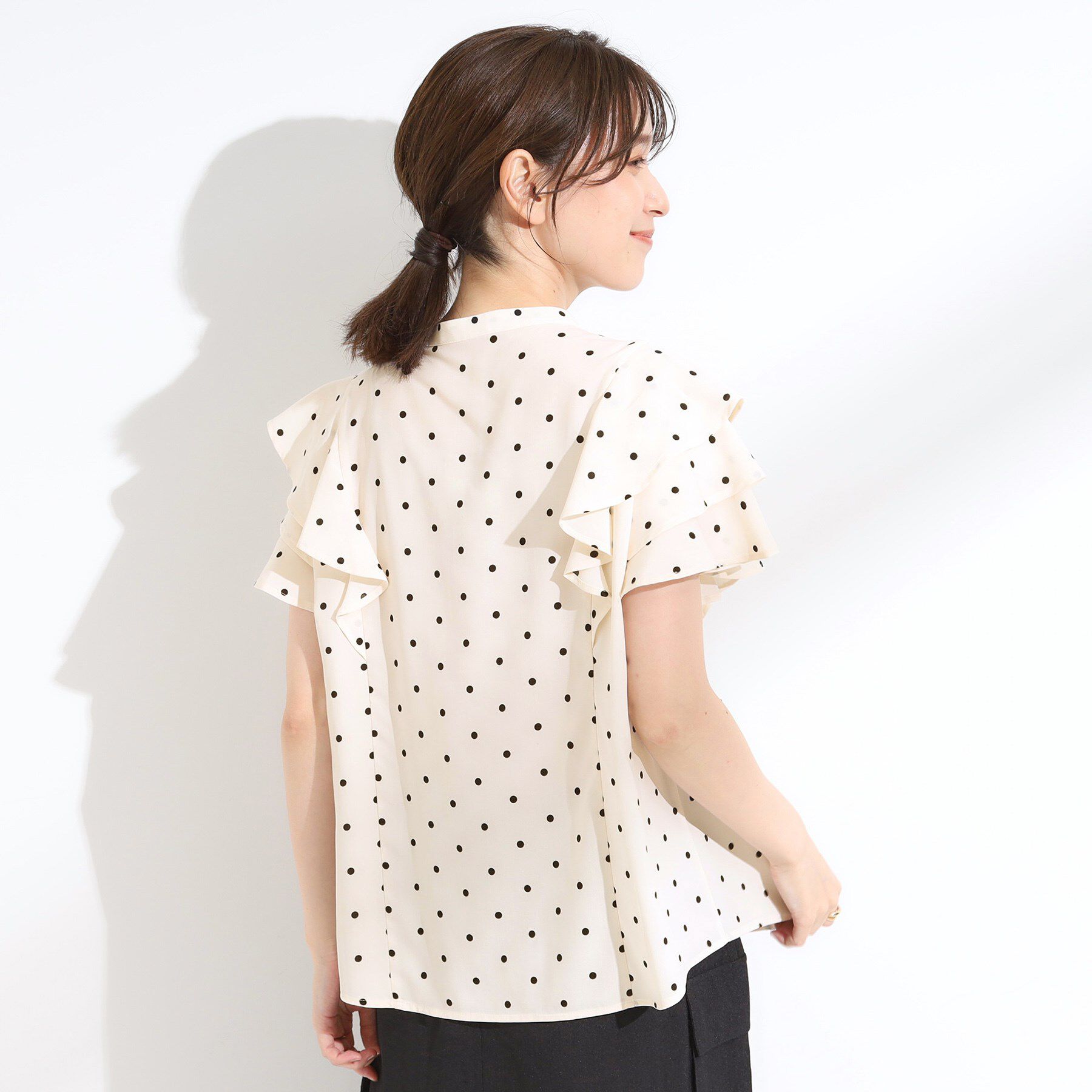 SHOO･LA･RUE「【無地/ドット柄】お袖フリルが華やぐ きれいめブラウス」|シャツ・ブラウス|