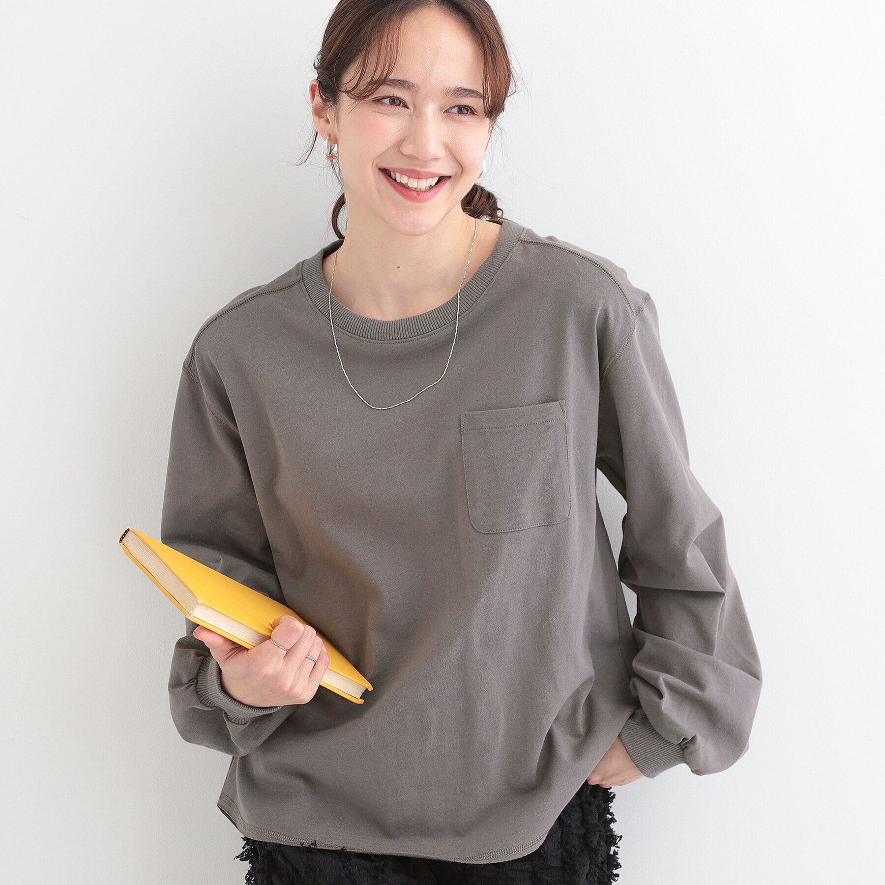 SHOO･LA･RUE「【洗える/S-LL】一枚でもレイヤードでも ラウンドヘムポケット付きロンT」|Tシャツ・カットソー|チャコールグレー(0