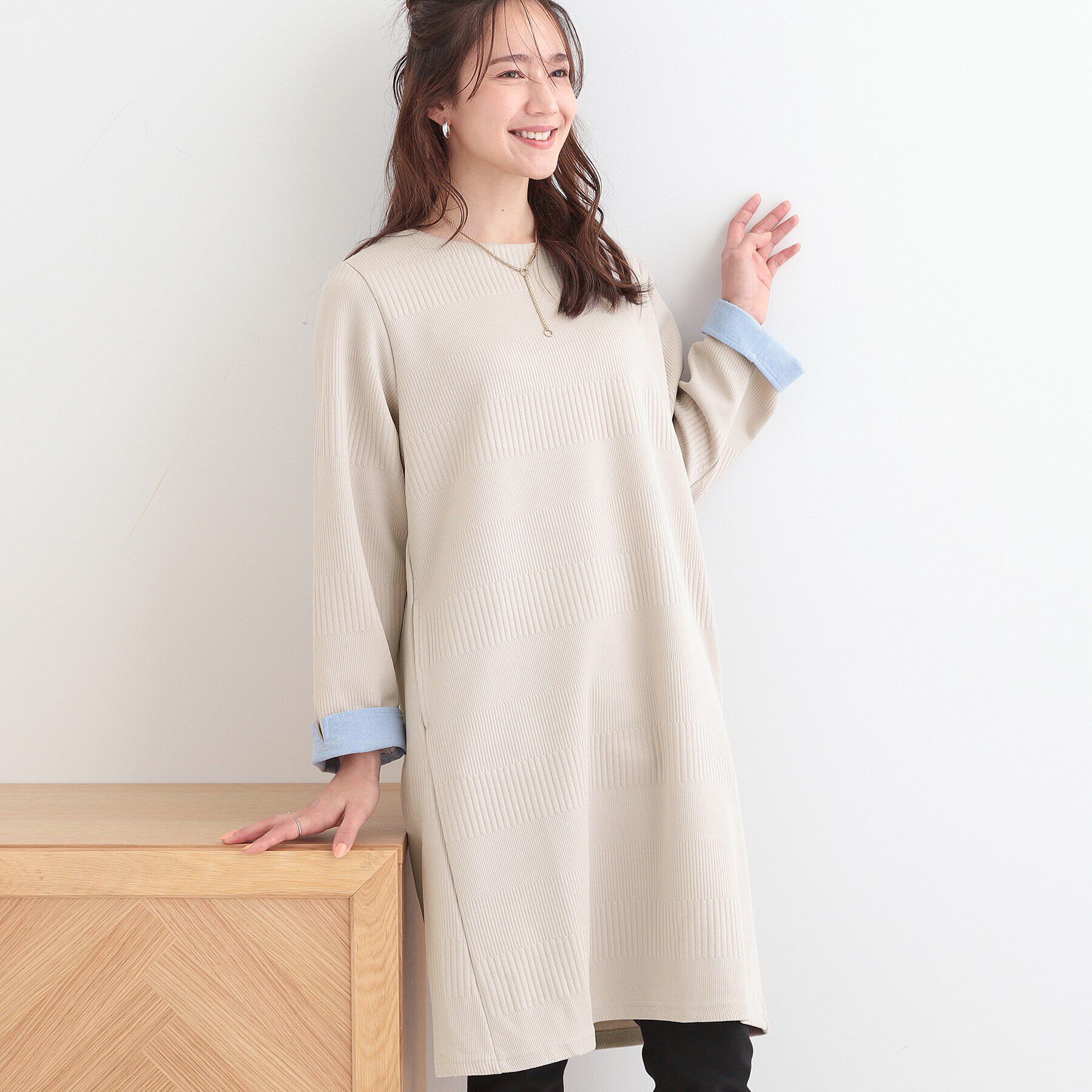 SHOO･LA･RUE「身体のラインをきれいにカバー　お袖折り返しAラインチュニックワンピース」|チュニック|グレージュ(050)