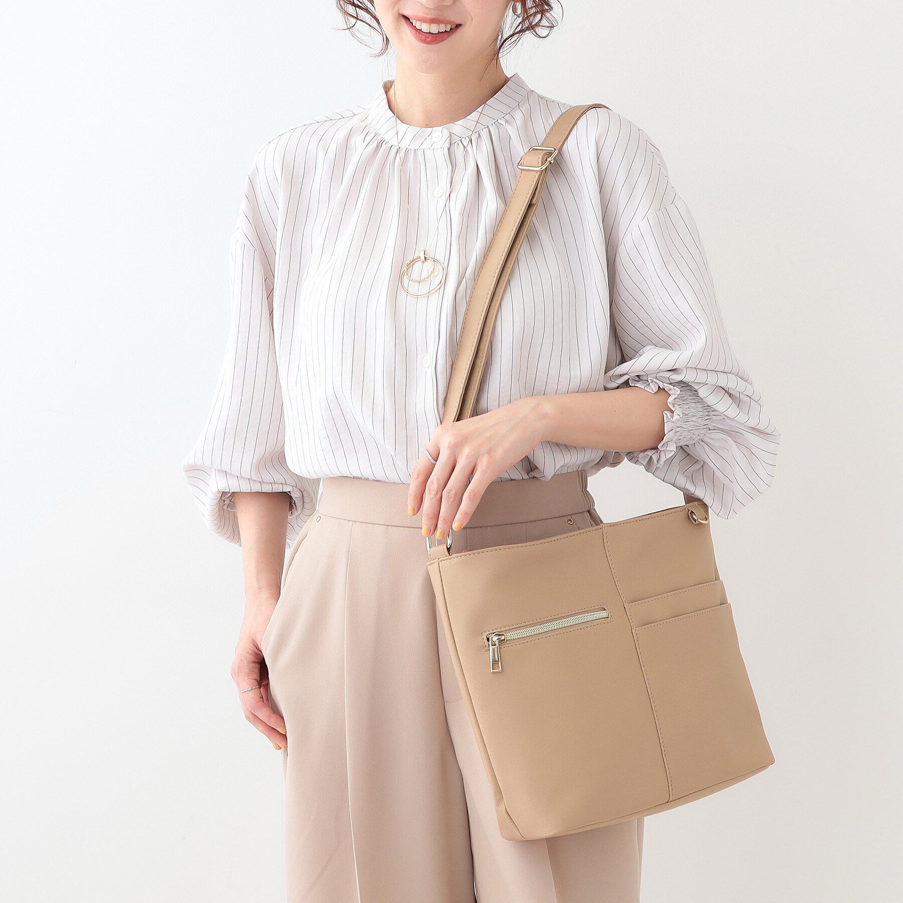 SHOO･LA･RUE「【ポケットたくさん】 フロント切り替えショルダーバッグ」|ショルダー・メッセンジャー|ベージュ(052)
