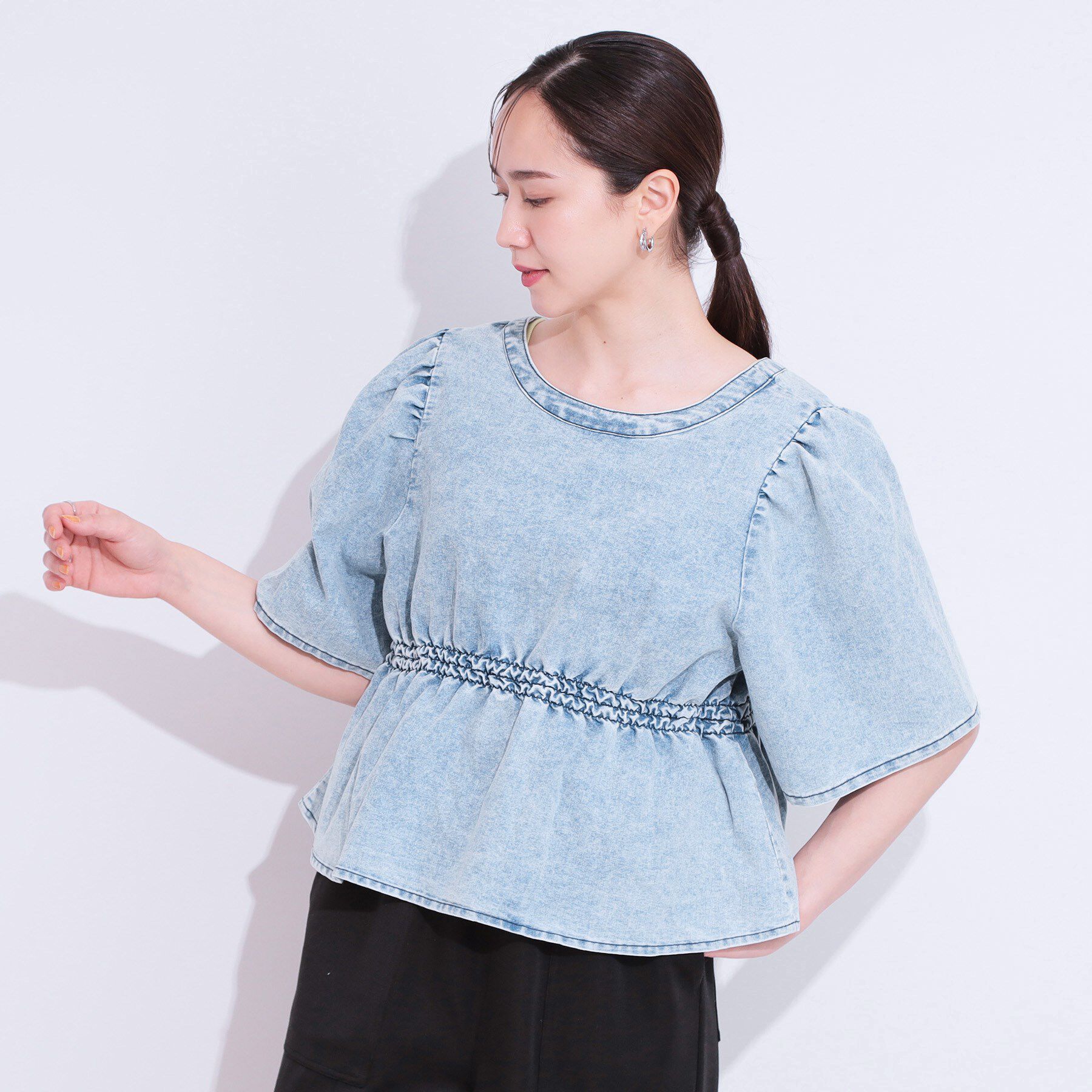 SHOO･LA･RUE「【前後2WAY/セットアップ可】ライトオンスデニム ペプラムリボントップス」|Tシャツ・カットソー|