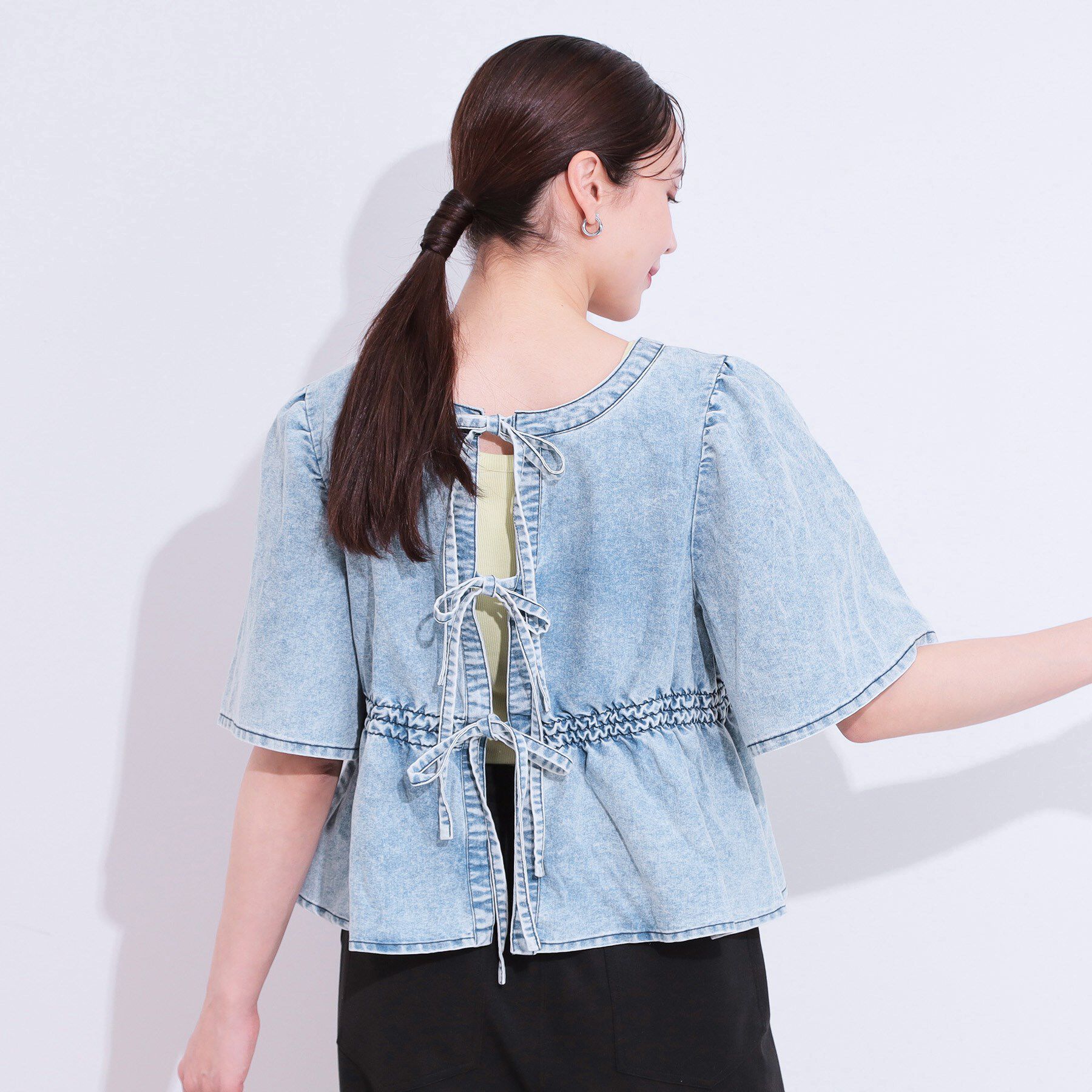 SHOO･LA･RUE「【前後2WAY/セットアップ可】ライトオンスデニム ペプラムリボントップス」|Tシャツ・カットソー|