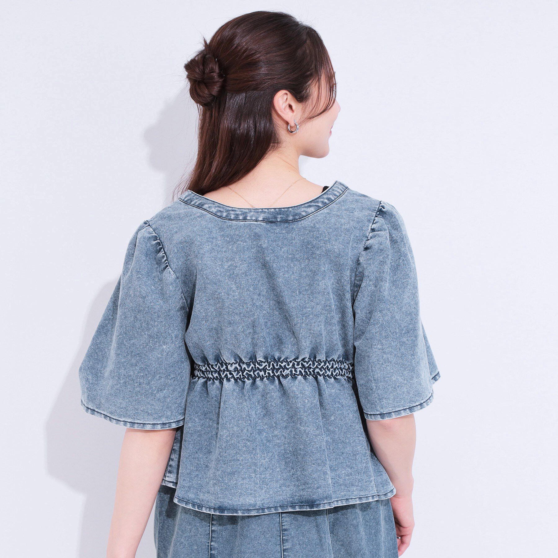 SHOO･LA･RUE「【前後2WAY/セットアップ可】ライトオンスデニム ペプラムリボントップス」|Tシャツ・カットソー|