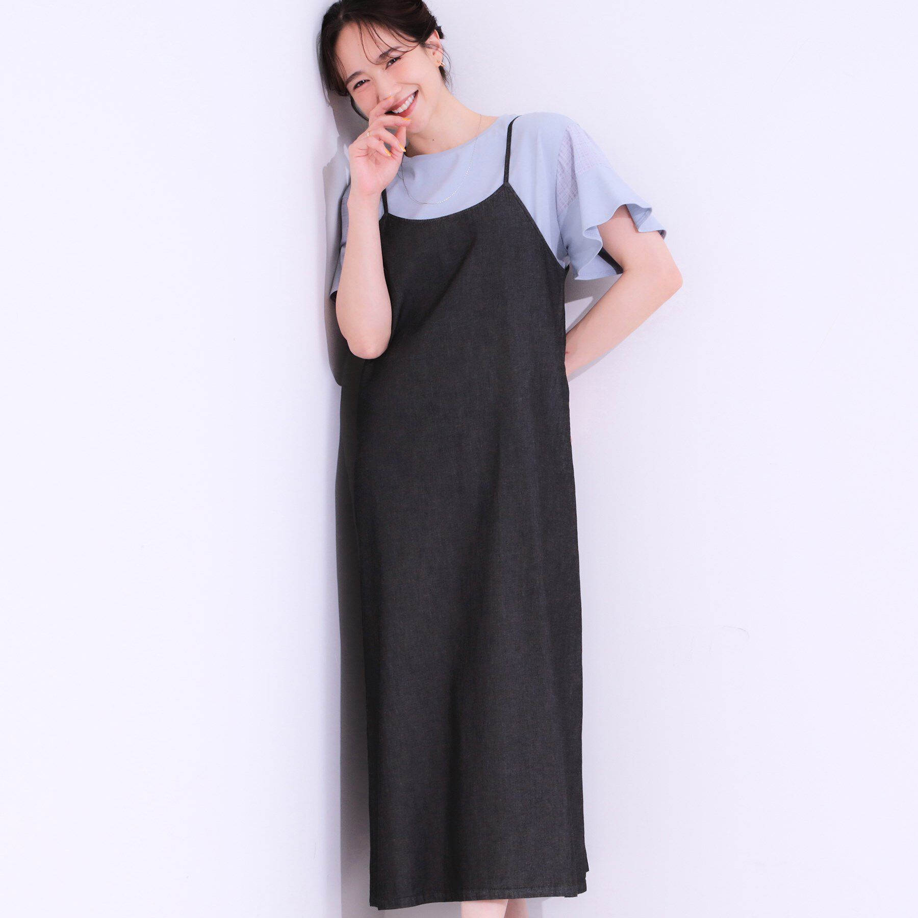 SHOO･LA･RUE「【S-LL】女性らしさ漂う ライトデニム Aラインキャミワンピース」|ワンピース|ブラック(019)