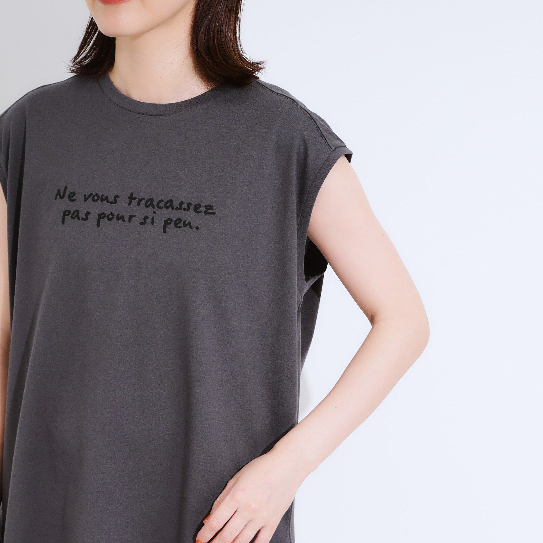 SHOO･LA･RUE「【ひんやり/汗ジミ軽減/UVカット】 ロゴプリントノースリーブTシャツ」|Tシャツ・カットソー|