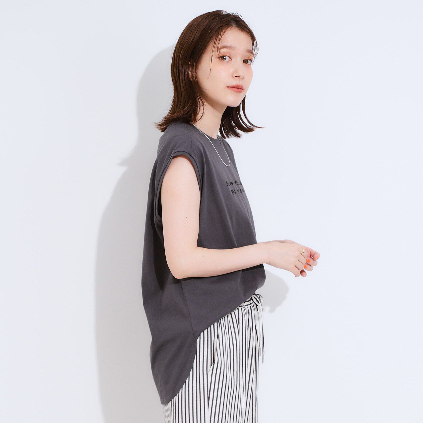 SHOO･LA･RUE「【ひんやり/汗ジミ軽減/UVカット】 ロゴプリントノースリーブTシャツ」|Tシャツ・カットソー|