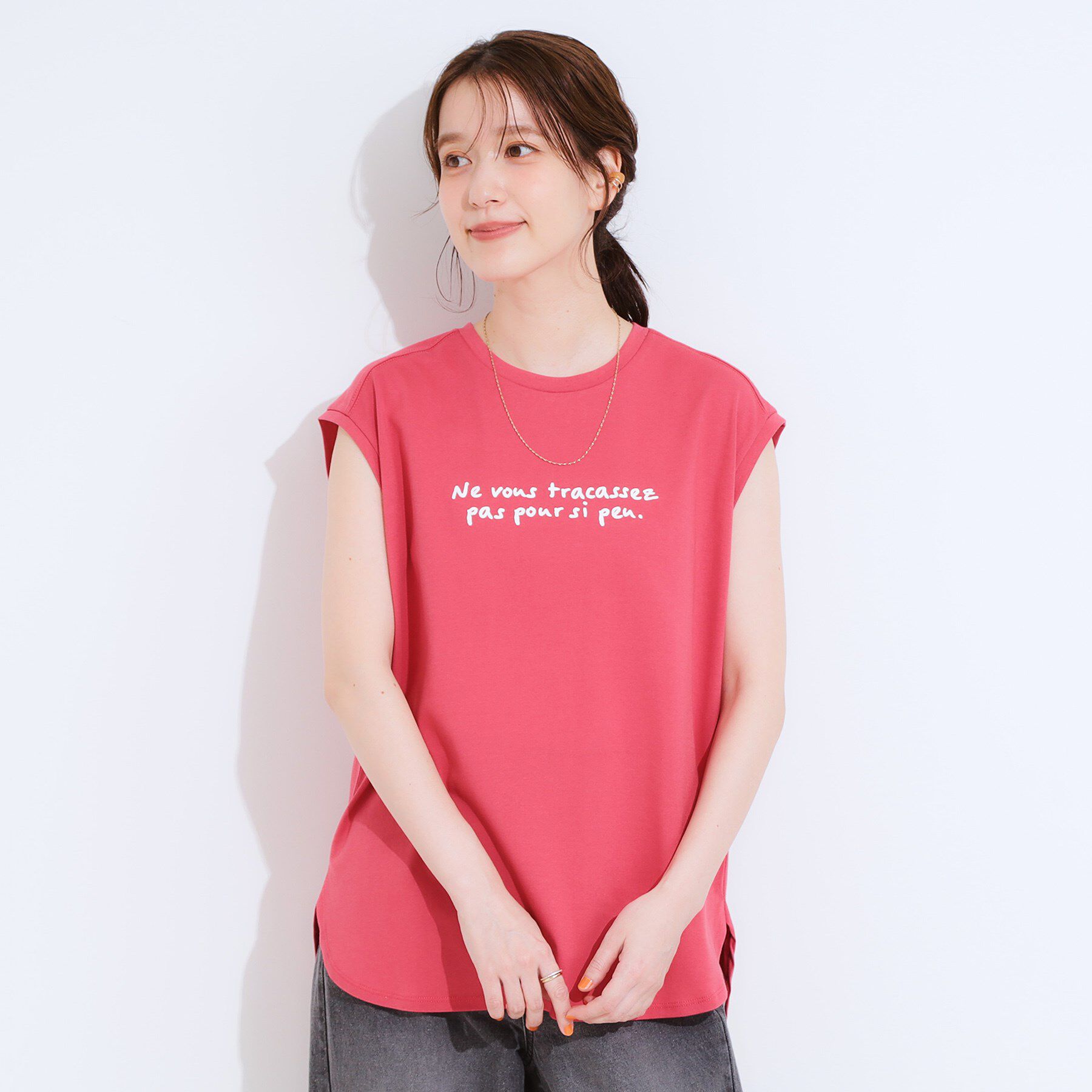 SHOO･LA･RUE「【ひんやり/汗ジミ軽減/UVカット】 ロゴプリントノースリーブTシャツ」|Tシャツ・カットソー|