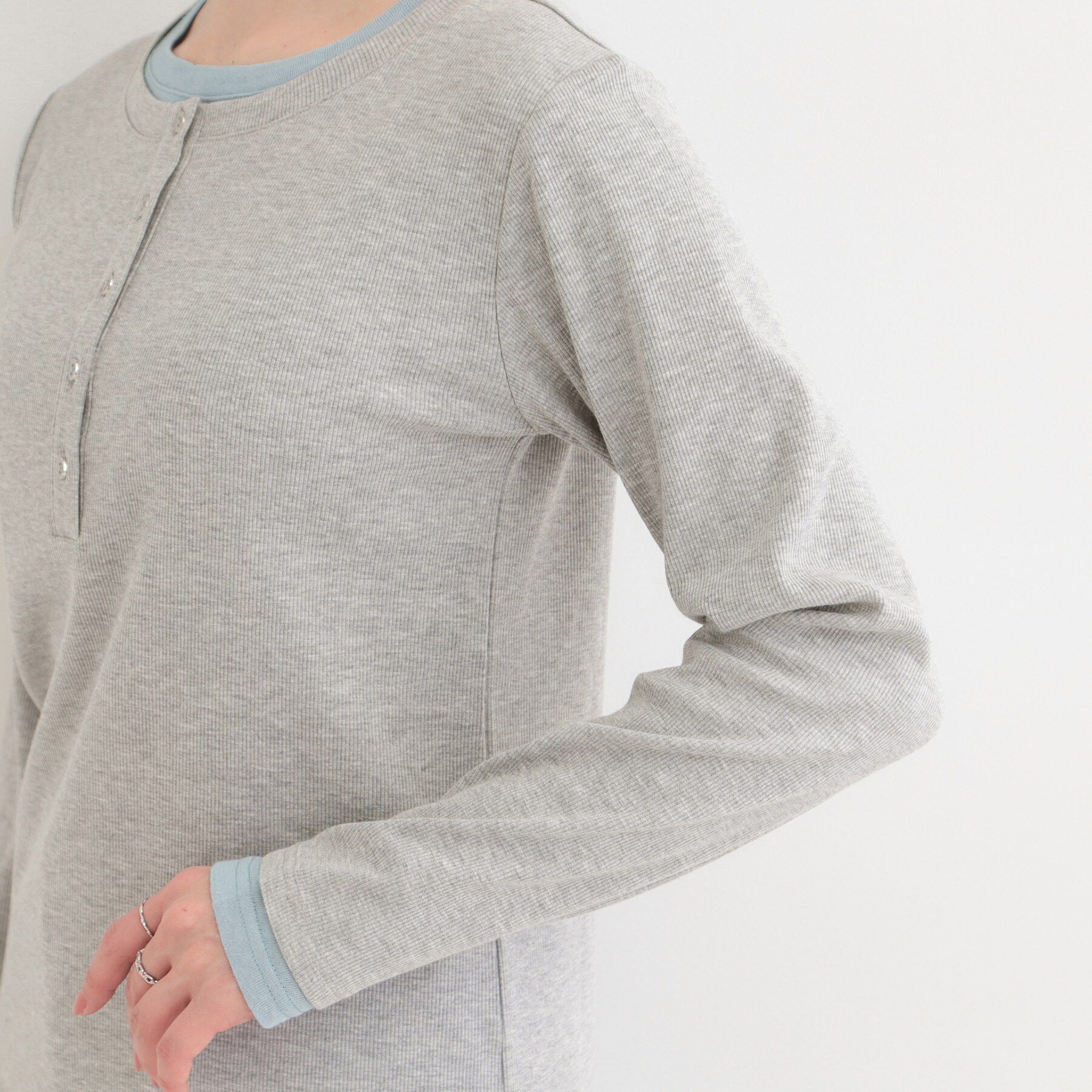 SHOO･LA･RUE「【洗濯機可/S-LL】1枚でサマ見え レイヤード風配色 ヘンリーネックロンT」|Tシャツ・カットソー|