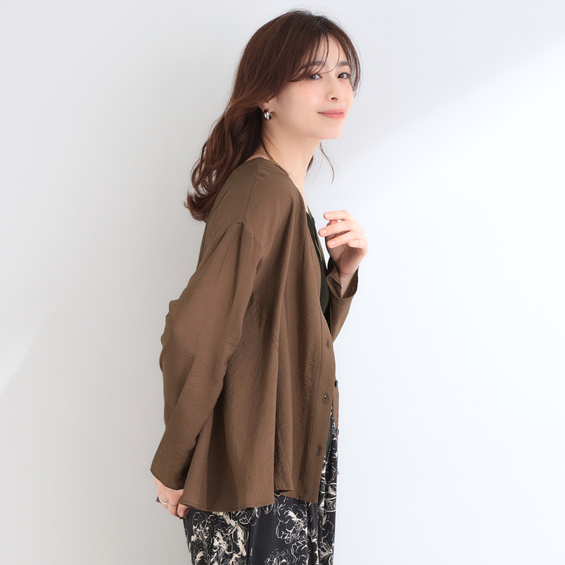 SHOO･LA･RUE「【洗濯機可/S-LL】Vネックですっきりきれい見え 大人のシアーシャツカーディガン」|カーディガン|