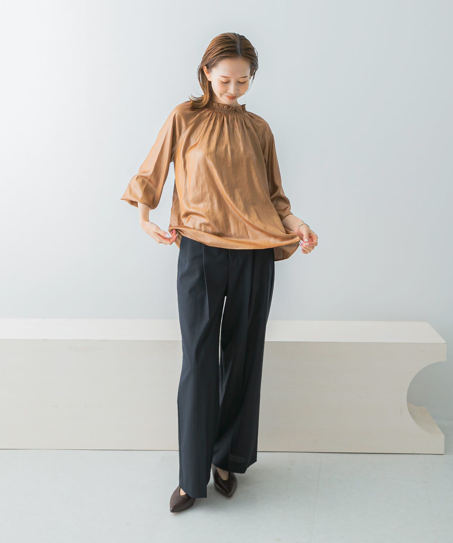 URBAN RESEARCH ROSSO「グロッシー2WAYネックギャザーブラウス」|シャツ・ブラウス|