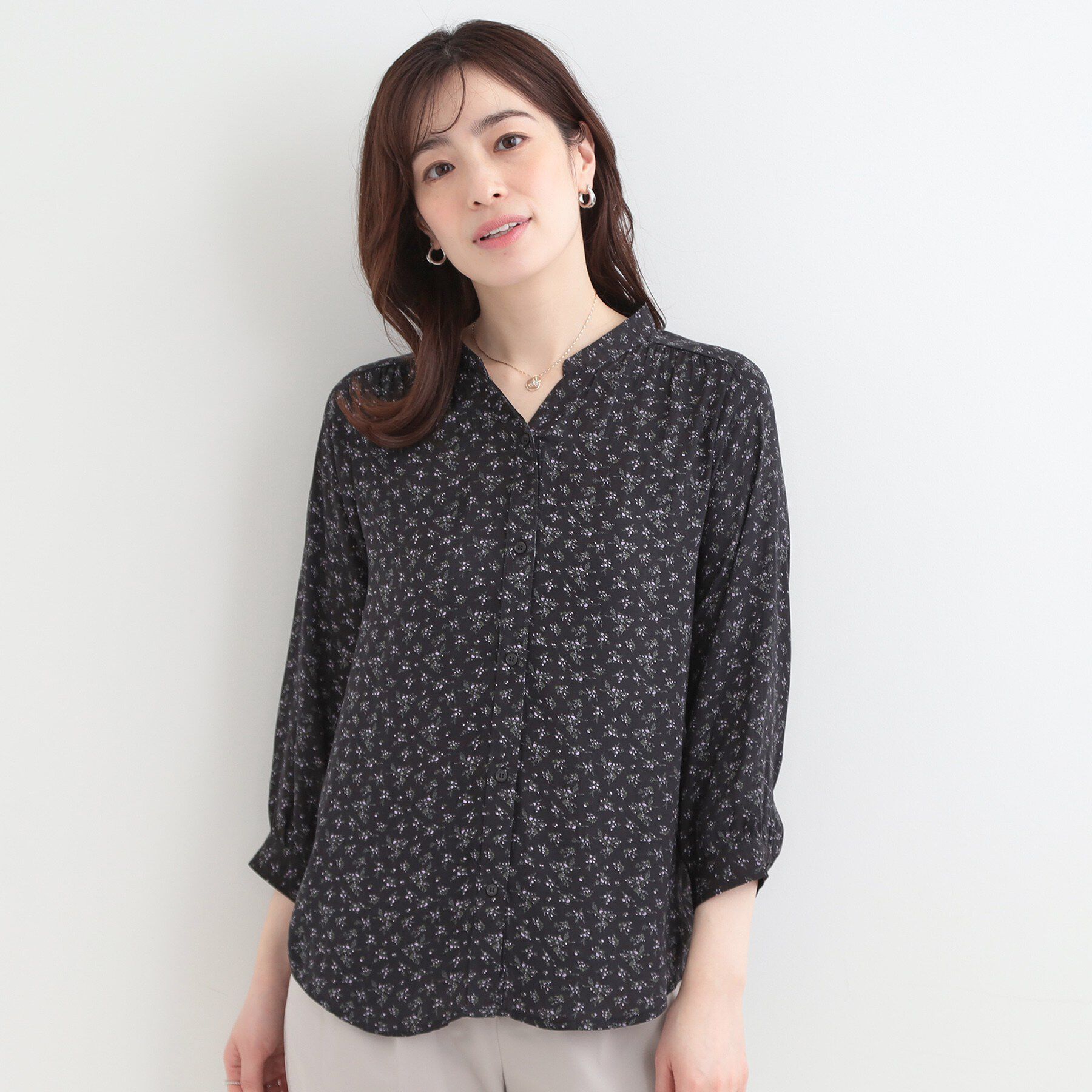 SHOO･LA･RUE「【S-LL/7分袖】首元をすっきり魅せる　大人の上品サテンブラウス」|シャツ・ブラウス|