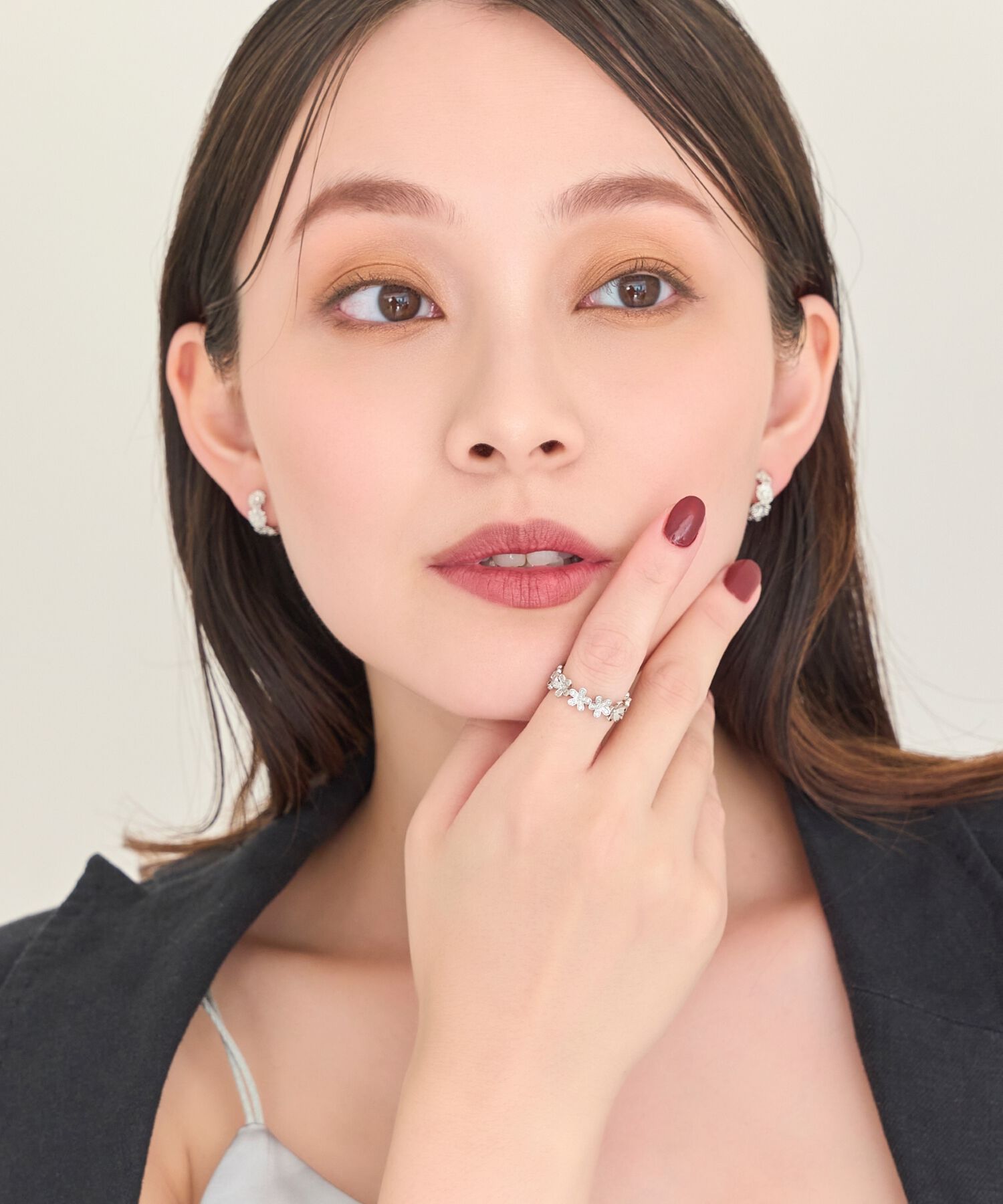 Phoebe「【痛くないシリーズ/金属アレルギー対応】マーガレットフラワーフープライトフィットイヤリング　シルバー」|イヤリング|