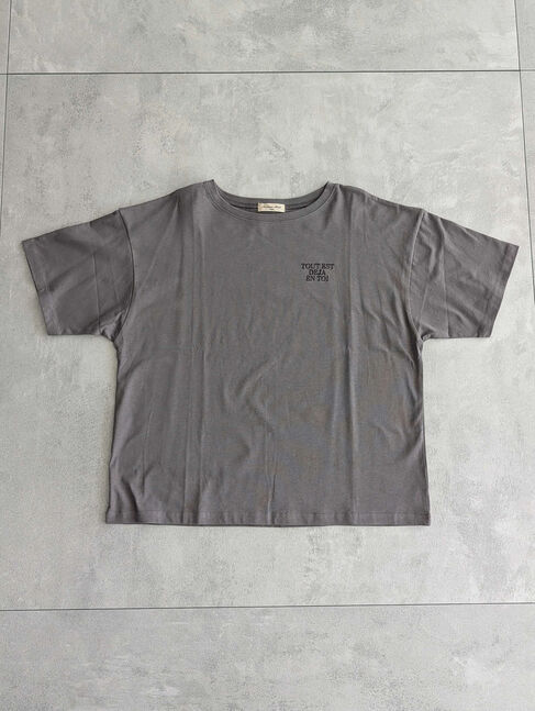 Samansa Mos2「【接触冷感】ロゴ刺繍バックプリントTシャツ」|Tシャツ・カットソー|チャコールグレー