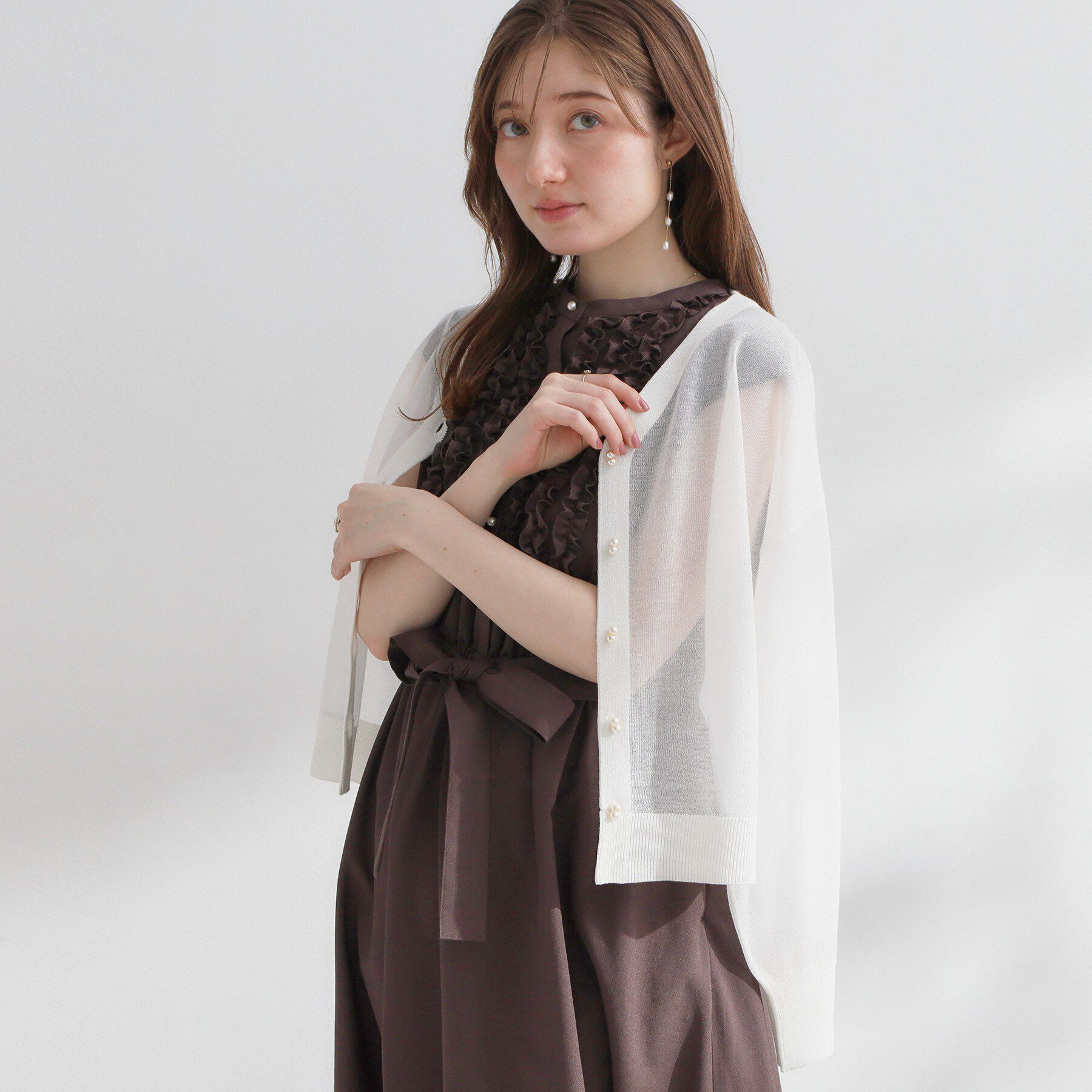 Couture broach「【洗える・パール調釦】LEVITA シアーカーディガン」|カーディガン|