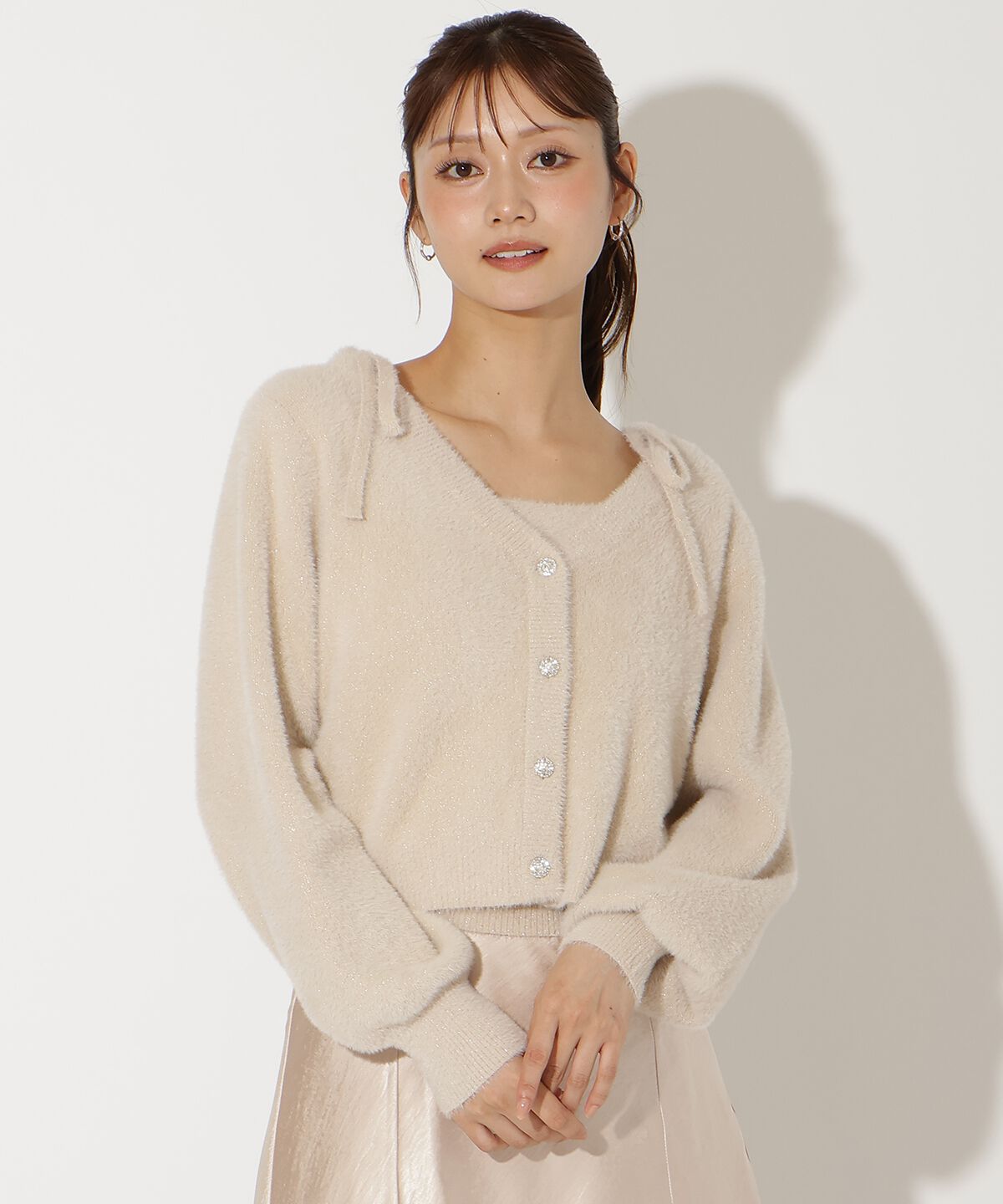 アンドクチュール「ラメフェザーショルダーリボンアンサンブル」|カーディガン|ﾗｲﾄﾍﾞｰｼﾞｭ