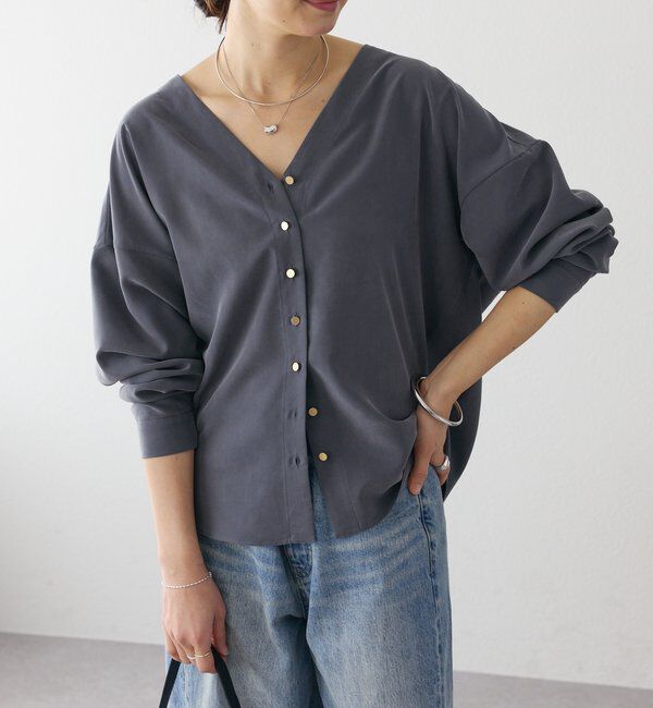  「【ドレープ感が女性らしい印象に】メタルボタンノーカラーブラウス」|シャツ・ブラウス|