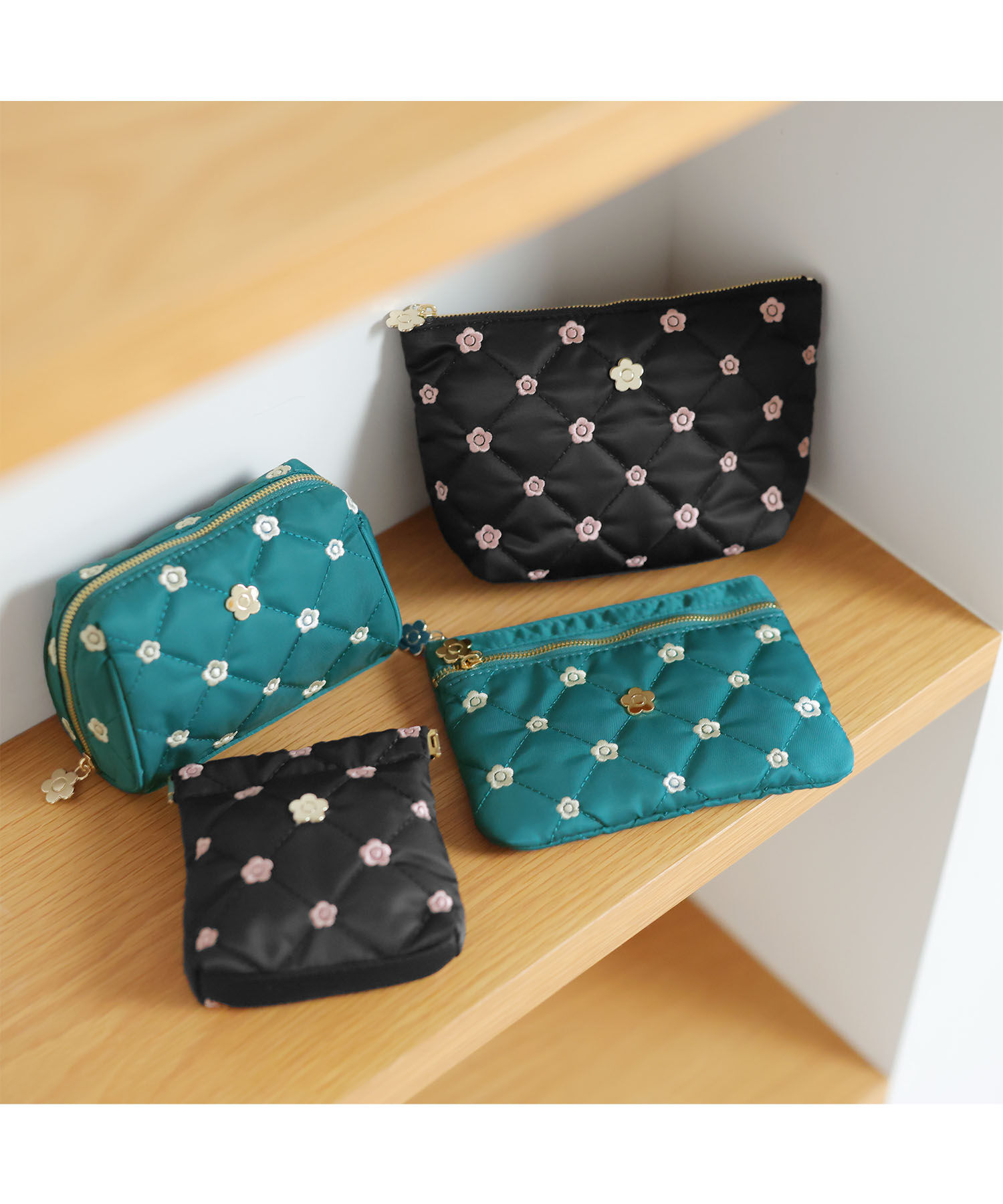MARY QUANT「キルトデイジー刺繍 2ファスナーポーチ」|ポーチ|