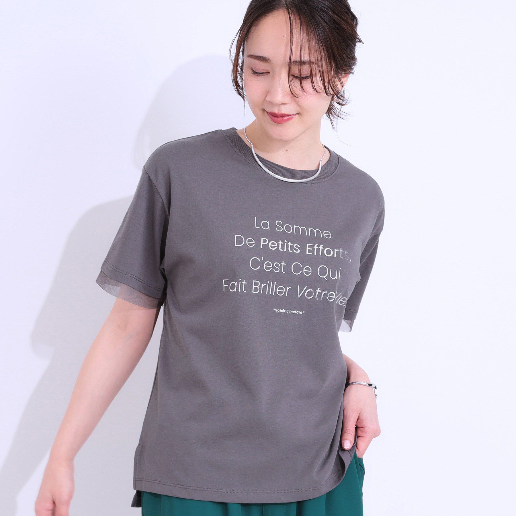 SHOO･LA･RUE「【ひんやり/UVカット】選べる3柄 お袖チュールで差をつける ロゴプリントTシャツ」|Tシャツ・カットソー|チャコールグレー(5