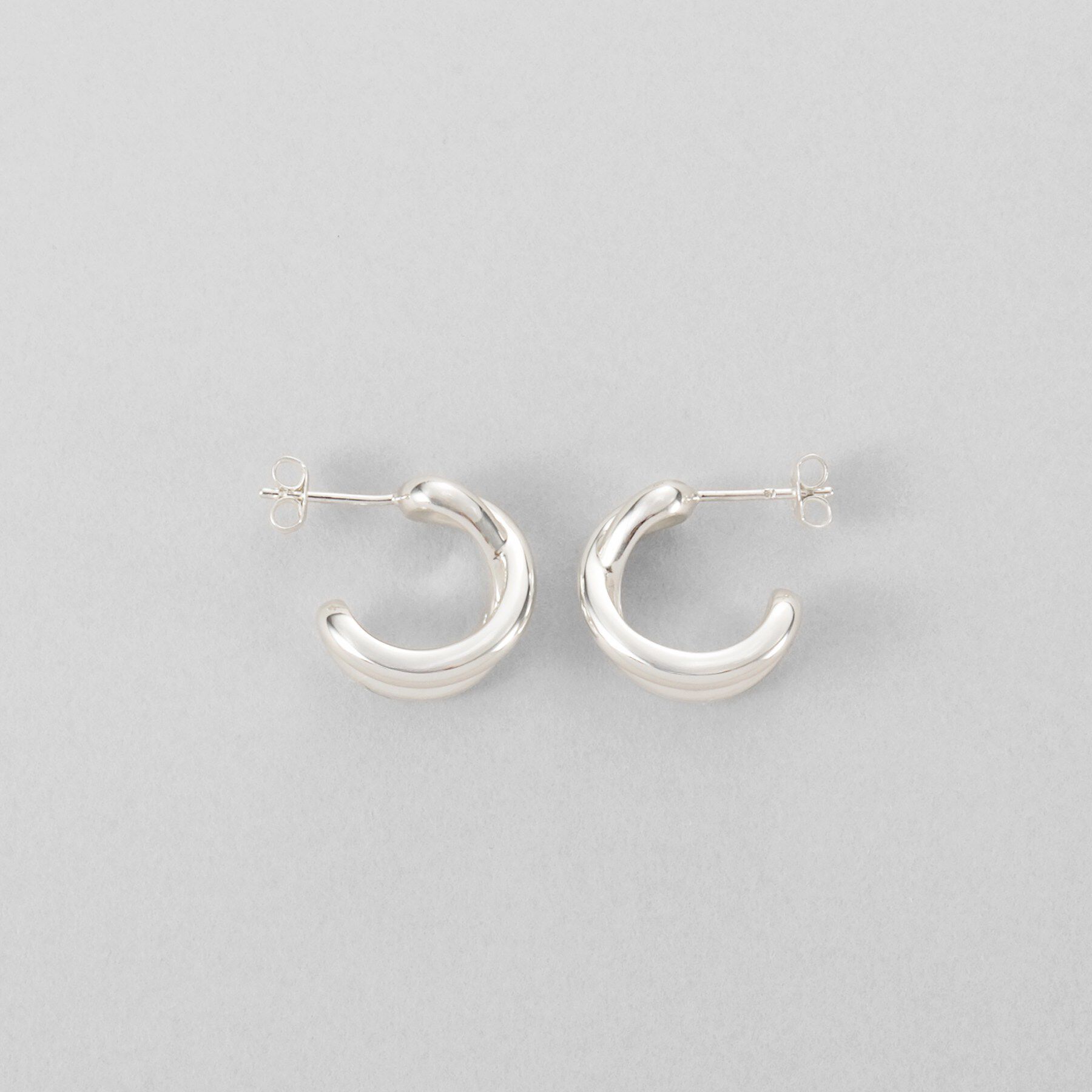 COCOSHNIK ONKITSCH「シルバー スモールフープ クロスループピアス」|ピアス|