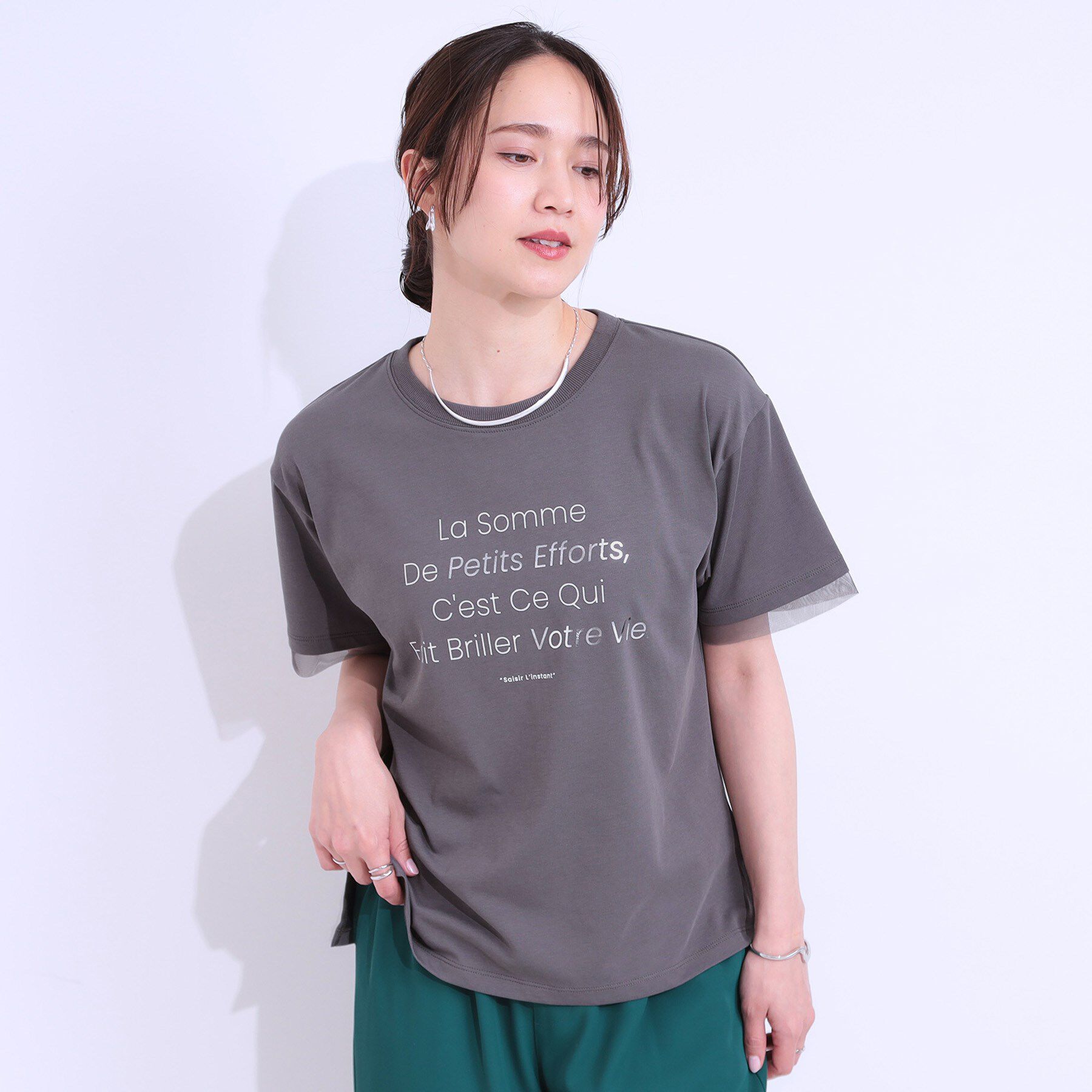 SHOO･LA･RUE「【ひんやり/UVカット】選べる3柄 お袖チュールで差をつける ロゴプリントTシャツ」|Tシャツ・カットソー|