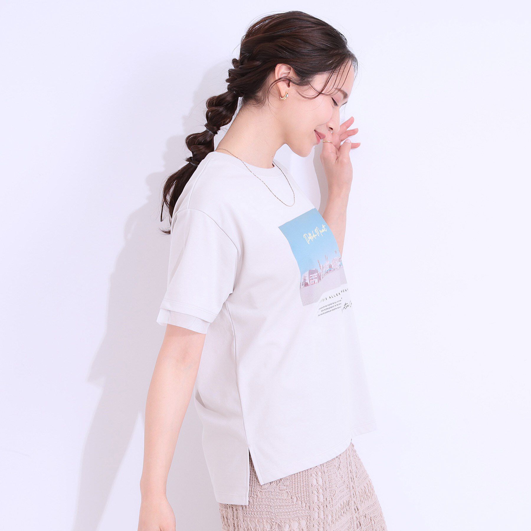 SHOO･LA･RUE「【ひんやり/UVカット】選べる3柄 お袖チュールで差をつける ロゴプリントTシャツ」|Tシャツ・カットソー|