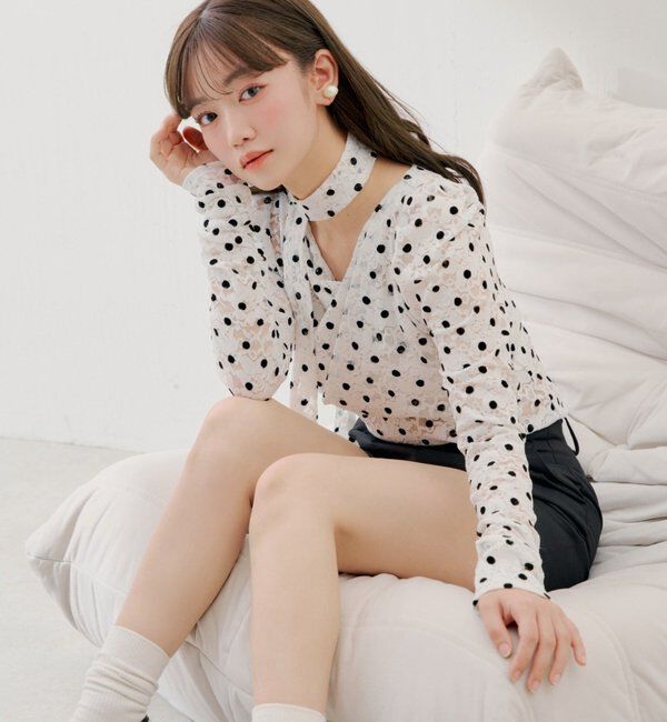  「【SALON by Chico】チョーカー付きフロッキードットレーストップス」|Tシャツ・カットソー|