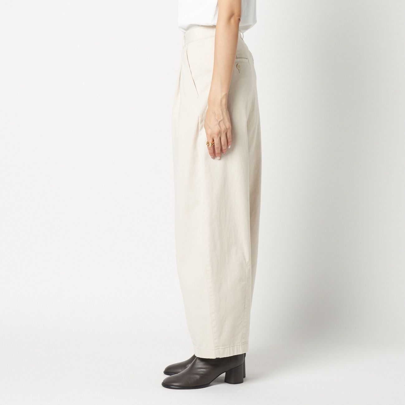HELIOPOLE「HELIOPOLE COTTON TWILL CURVY TUCK PANTS」|チノ|
