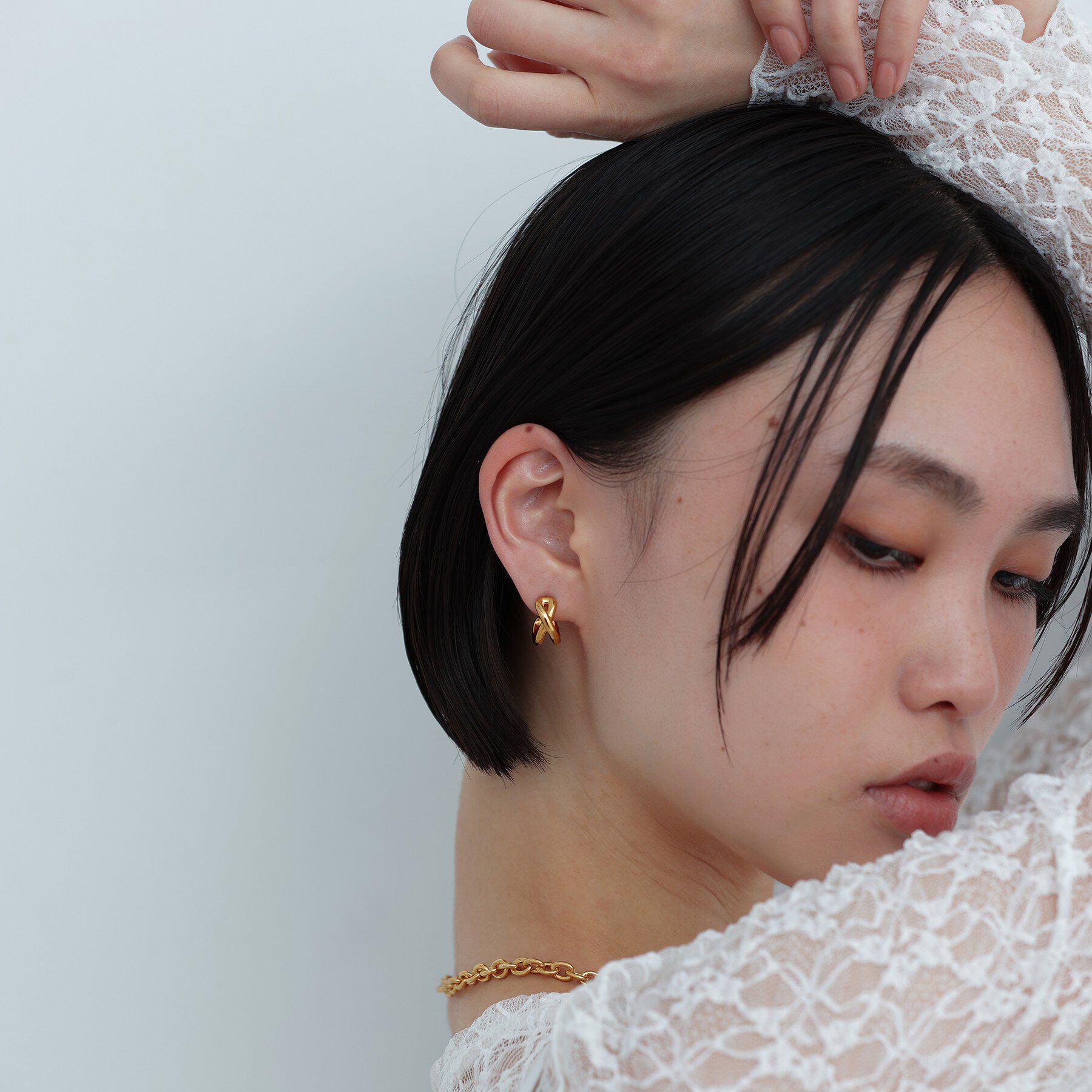 COCOSHNIK ONKITSCH「シルバー スモールフープ クロスループピアス GP」|ピアス|