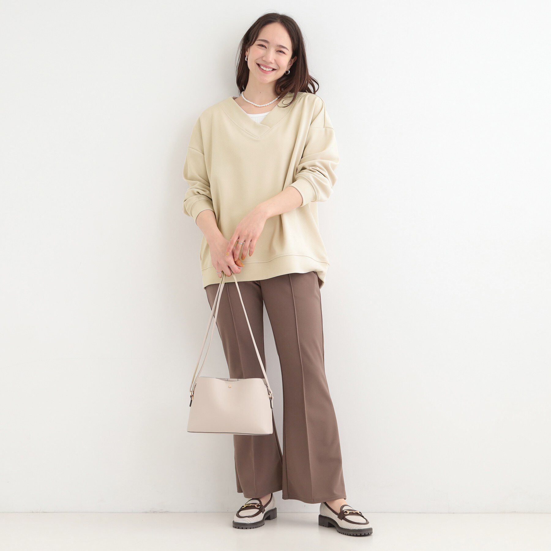 SHOO･LA･RUE「【洗濯機可】インせずすっきり見え　優しい雰囲気のVネックトップス」|Tシャツ・カットソー|