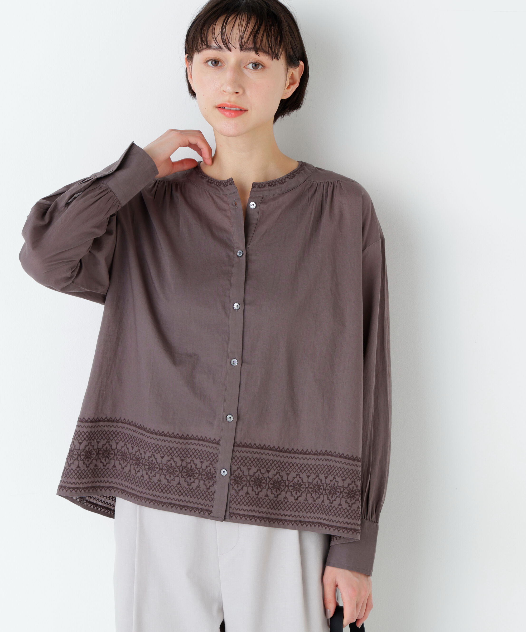  「《洗える》インド刺繍ノーカラーブラウス」|シャツ・ブラウス|モカ1