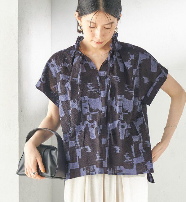 SHIPS for women「《予約》〈手洗い可能〉サッカー プリント フリル ネック 半袖 ブラウス」|シャツ・ブラウス|ロイヤルブルー