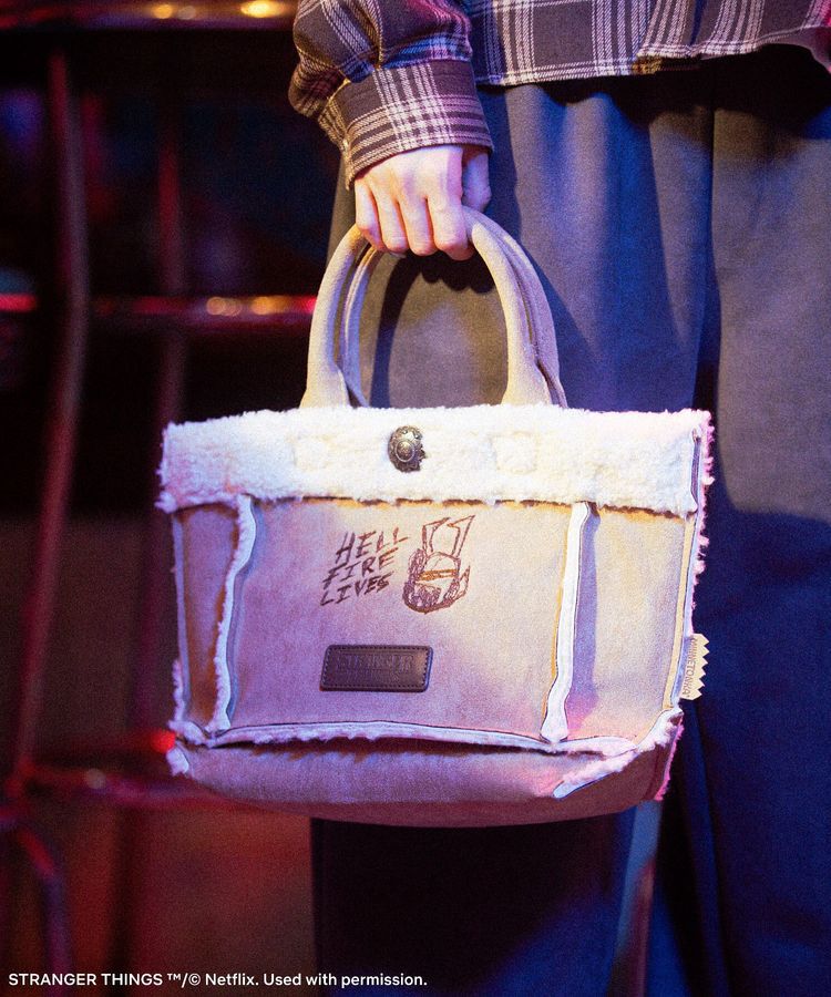 Green Parks「■STRANGER THINGS&times;MINNETONKA フェイクスウェードボアバッグ」|トートバッグ|Beige