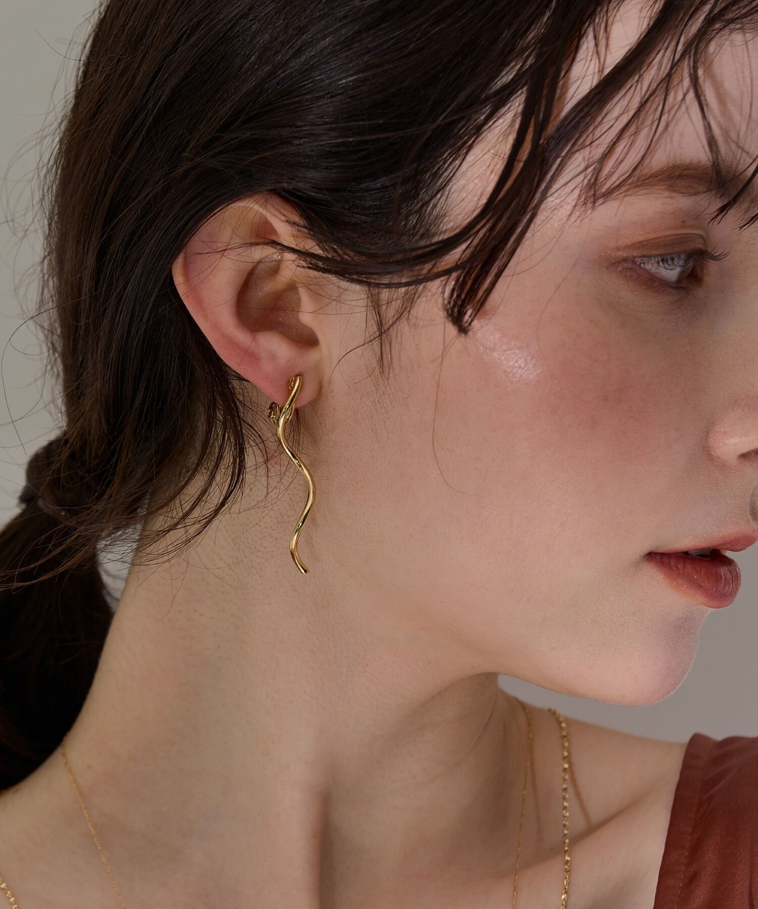 Phoebe「【痛くないシリーズ・金属アレルギー対応】グロスカーブソフトイヤリング　ゴールド」|イヤリング|