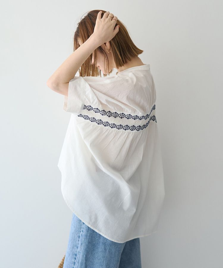 YECCA VECCA「バック刺繍バンドカラーシャツ」|シャツ・ブラウス|